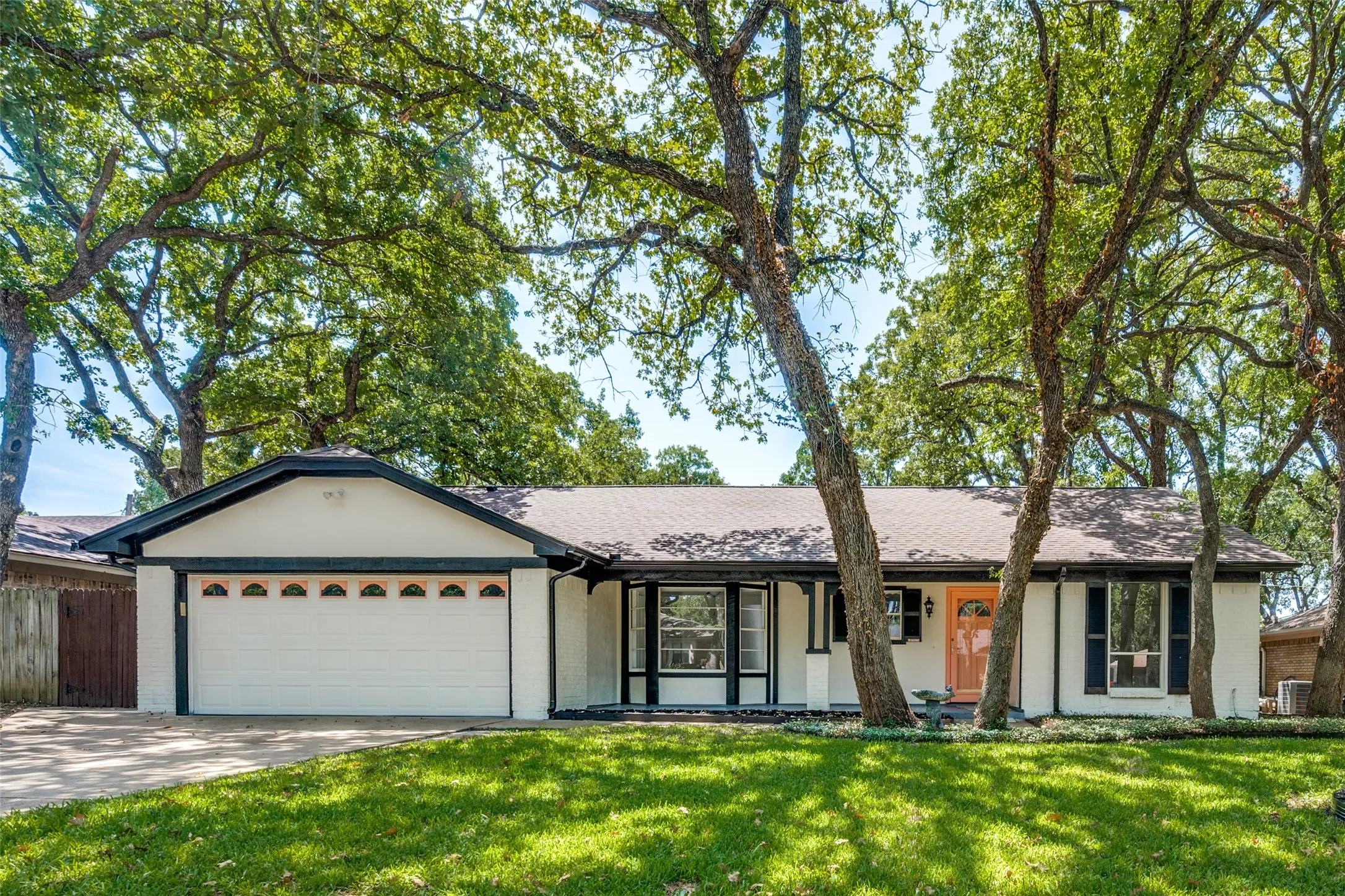 Single Family Residence For Sale in Tarrant County , 2112 Dartmouth Drive, Arlington, Texas 76015, 3 Bedroom, 2 Bathroom, 2 Garage spaces, 1,678 Sqft, built in 1977, mls#21366957, Real Estate Agent in Arlington, Homes For Sale in Tarrant county, Homes For Sale in Arlington, Realtor in Arlington Texas, Real Estate Brokerage Independent Realty Texas, Luminita Cordes Realtor