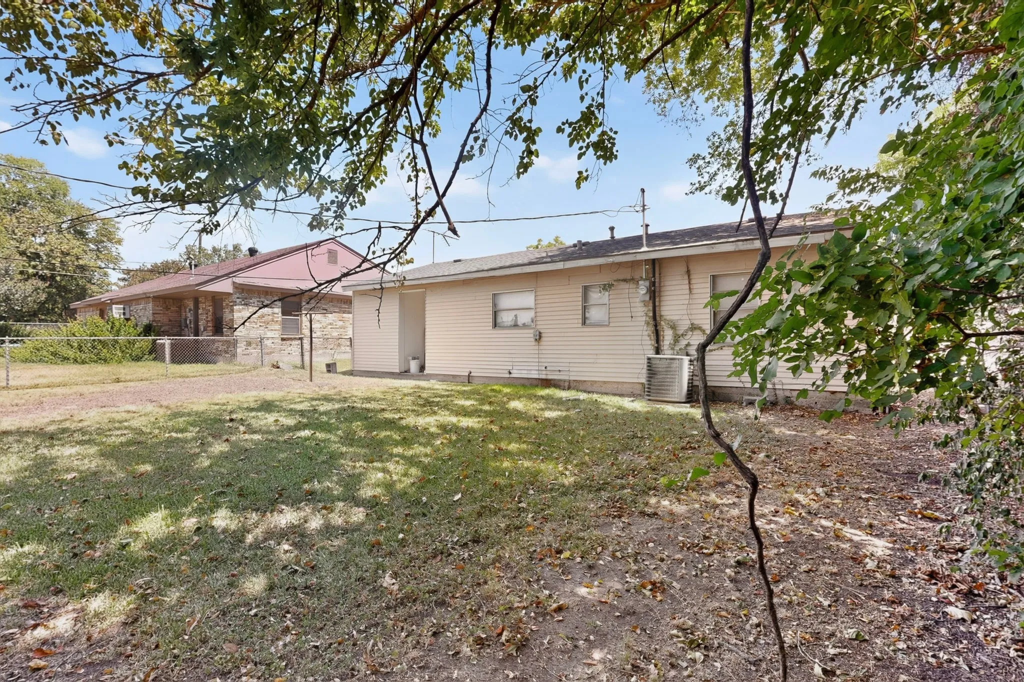 Single Family Residence For Sale in Ellis County , 2225 Mayfair Street, Ennis, Texas 75119, 3 Bedroom, 1 Bathroom, 1 Garage spaces, 908 Sqft, built in 1955, mls#21366433, Real Estate Agent in Ennis, Homes For Sale in Ellis county, Homes For Sale in Ennis, Realtor in Ennis Texas, Real Estate Brokerage Independent Realty Texas, Luminita Cordes Realtor