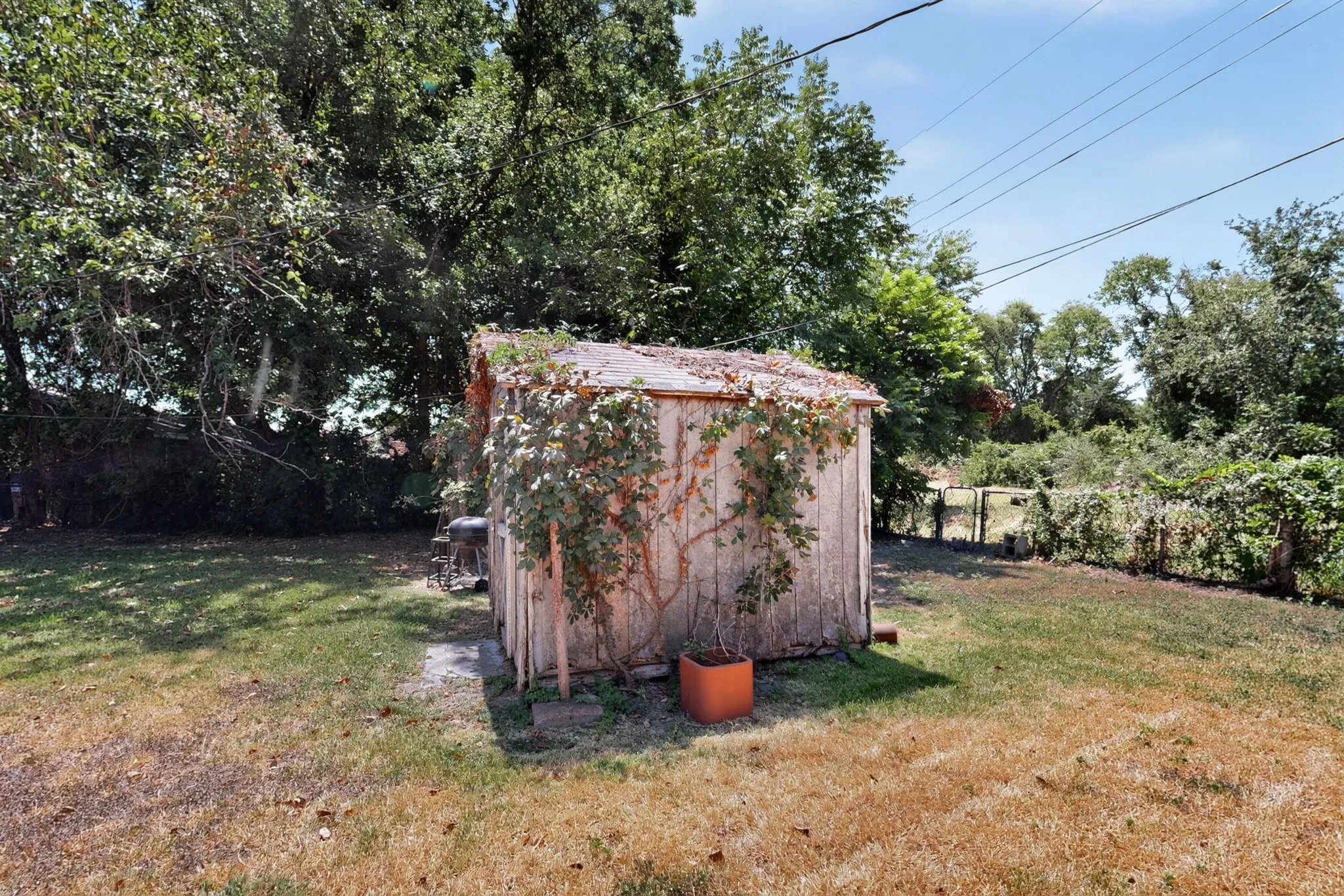 Single Family Residence For Sale in Ellis County , 2225 Mayfair Street, Ennis, Texas 75119, 3 Bedroom, 1 Bathroom, 1 Garage spaces, 908 Sqft, built in 1955, mls#21366433, Real Estate Agent in Ennis, Homes For Sale in Ellis county, Homes For Sale in Ennis, Realtor in Ennis Texas, Real Estate Brokerage Independent Realty Texas, Luminita Cordes Realtor
