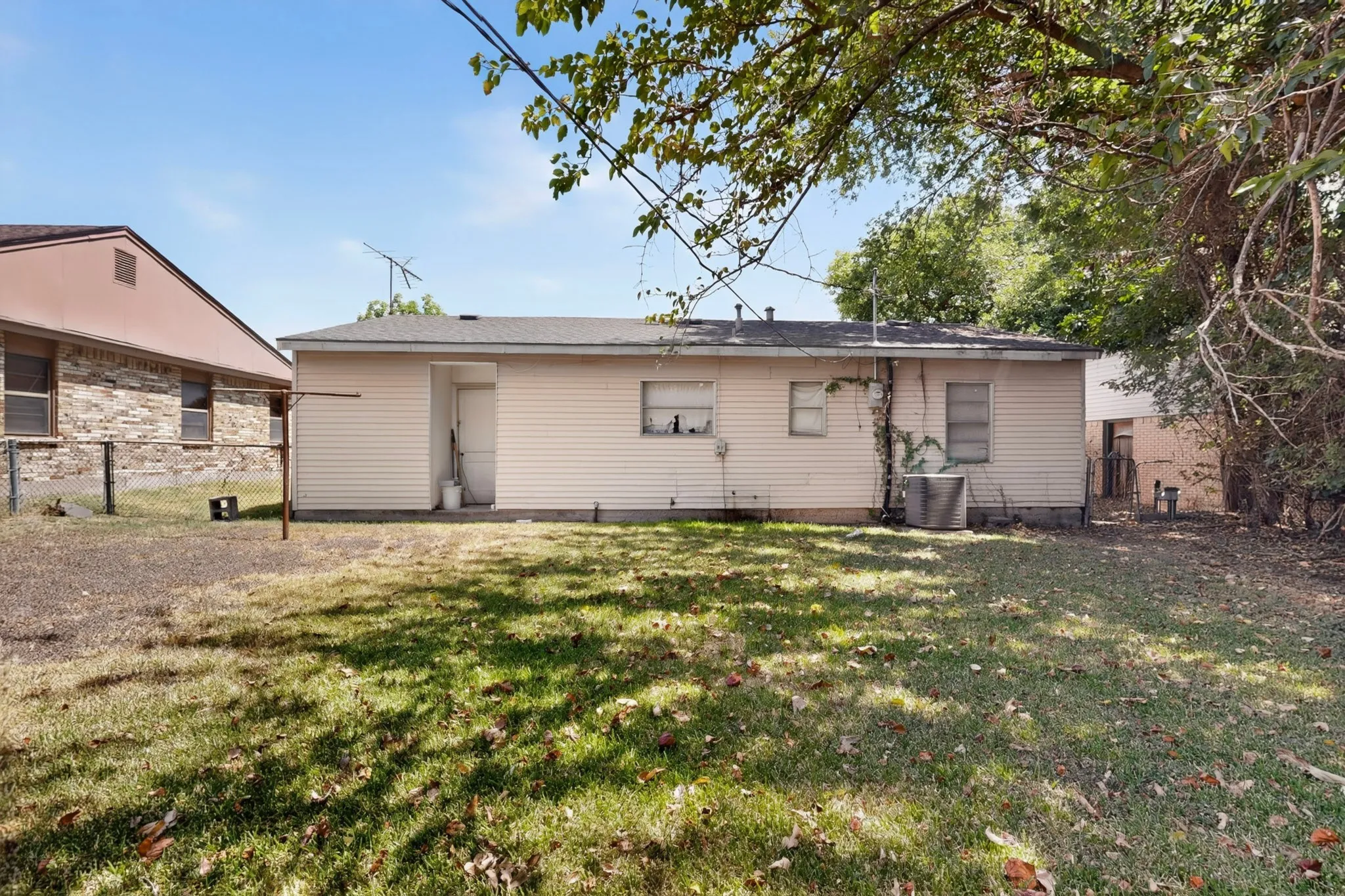 Single Family Residence For Sale in Ellis County , 2225 Mayfair Street, Ennis, Texas 75119, 3 Bedroom, 1 Bathroom, 1 Garage spaces, 908 Sqft, built in 1955, mls#21366433, Real Estate Agent in Ennis, Homes For Sale in Ellis county, Homes For Sale in Ennis, Realtor in Ennis Texas, Real Estate Brokerage Independent Realty Texas, Luminita Cordes Realtor