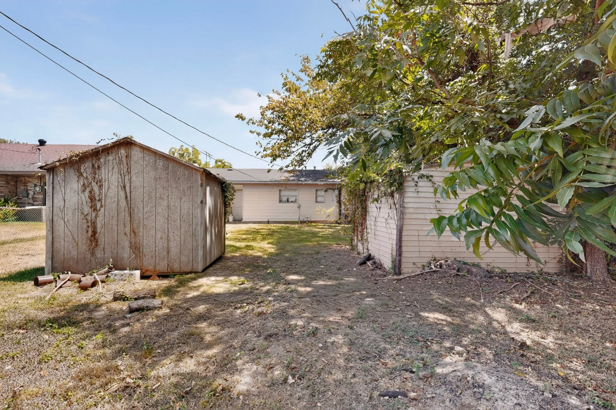 Single Family Residence For Sale in Ellis County , 2225 Mayfair Street, Ennis, Texas 75119, 3 Bedroom, 1 Bathroom, 1 Garage spaces, 908 Sqft, built in 1955, mls#21366433, Real Estate Agent in Ennis, Homes For Sale in Ellis county, Homes For Sale in Ennis, Realtor in Ennis Texas, Real Estate Brokerage Independent Realty Texas, Luminita Cordes Realtor
