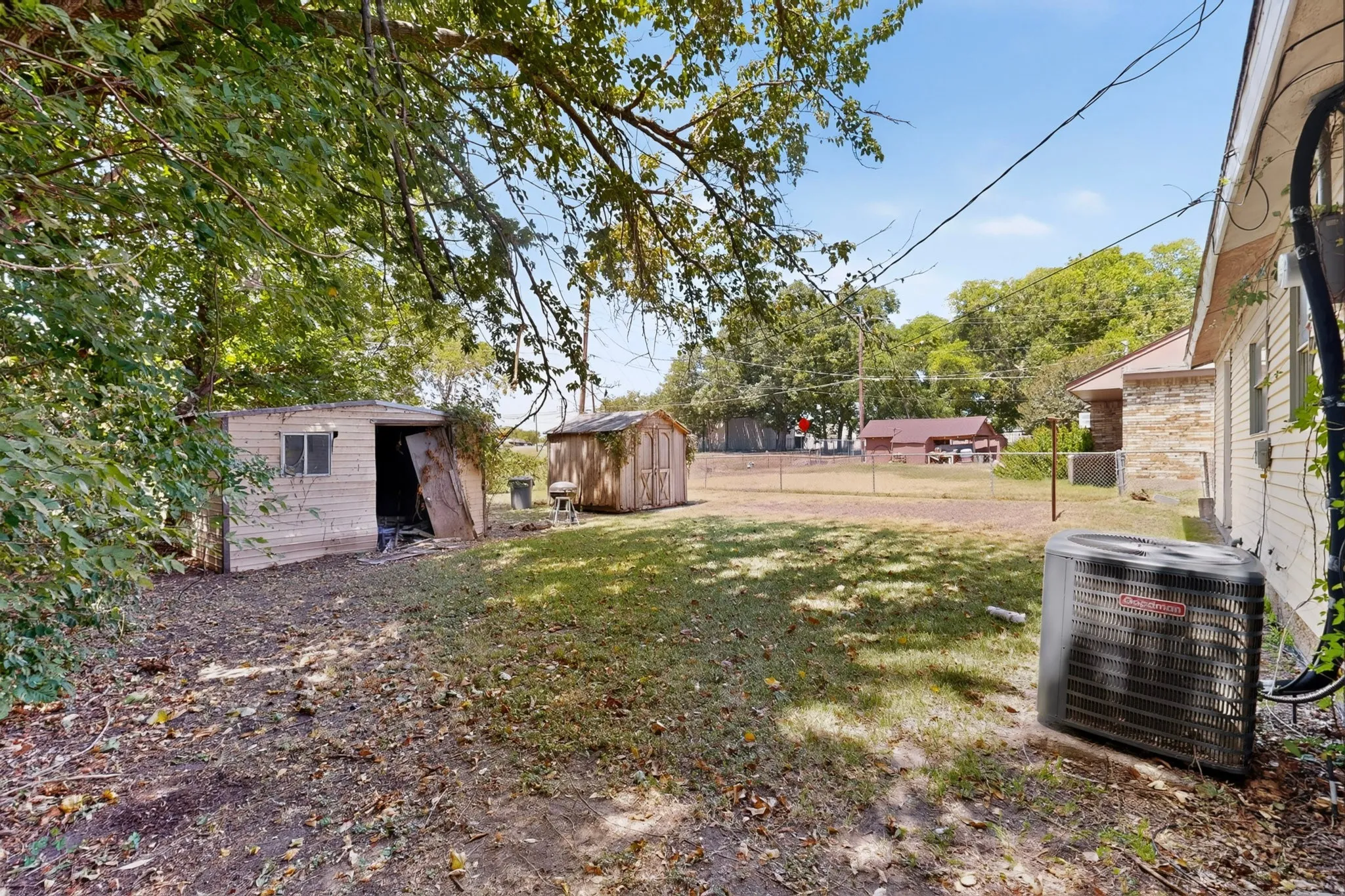 Single Family Residence For Sale in Ellis County , 2225 Mayfair Street, Ennis, Texas 75119, 3 Bedroom, 1 Bathroom, 1 Garage spaces, 908 Sqft, built in 1955, mls#21366433, Real Estate Agent in Ennis, Homes For Sale in Ellis county, Homes For Sale in Ennis, Realtor in Ennis Texas, Real Estate Brokerage Independent Realty Texas, Luminita Cordes Realtor