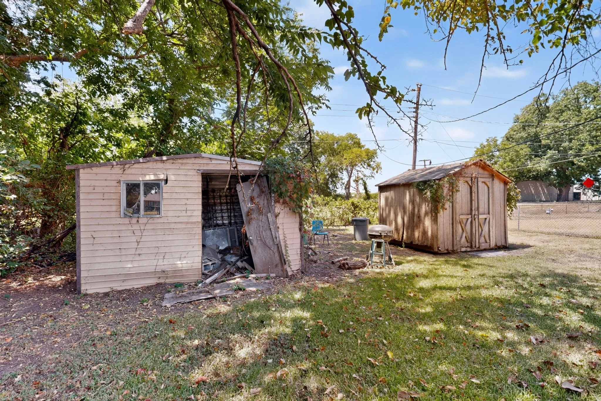 Single Family Residence For Sale in Ellis County , 2225 Mayfair Street, Ennis, Texas 75119, 3 Bedroom, 1 Bathroom, 1 Garage spaces, 908 Sqft, built in 1955, mls#21366433, Real Estate Agent in Ennis, Homes For Sale in Ellis county, Homes For Sale in Ennis, Realtor in Ennis Texas, Real Estate Brokerage Independent Realty Texas, Luminita Cordes Realtor