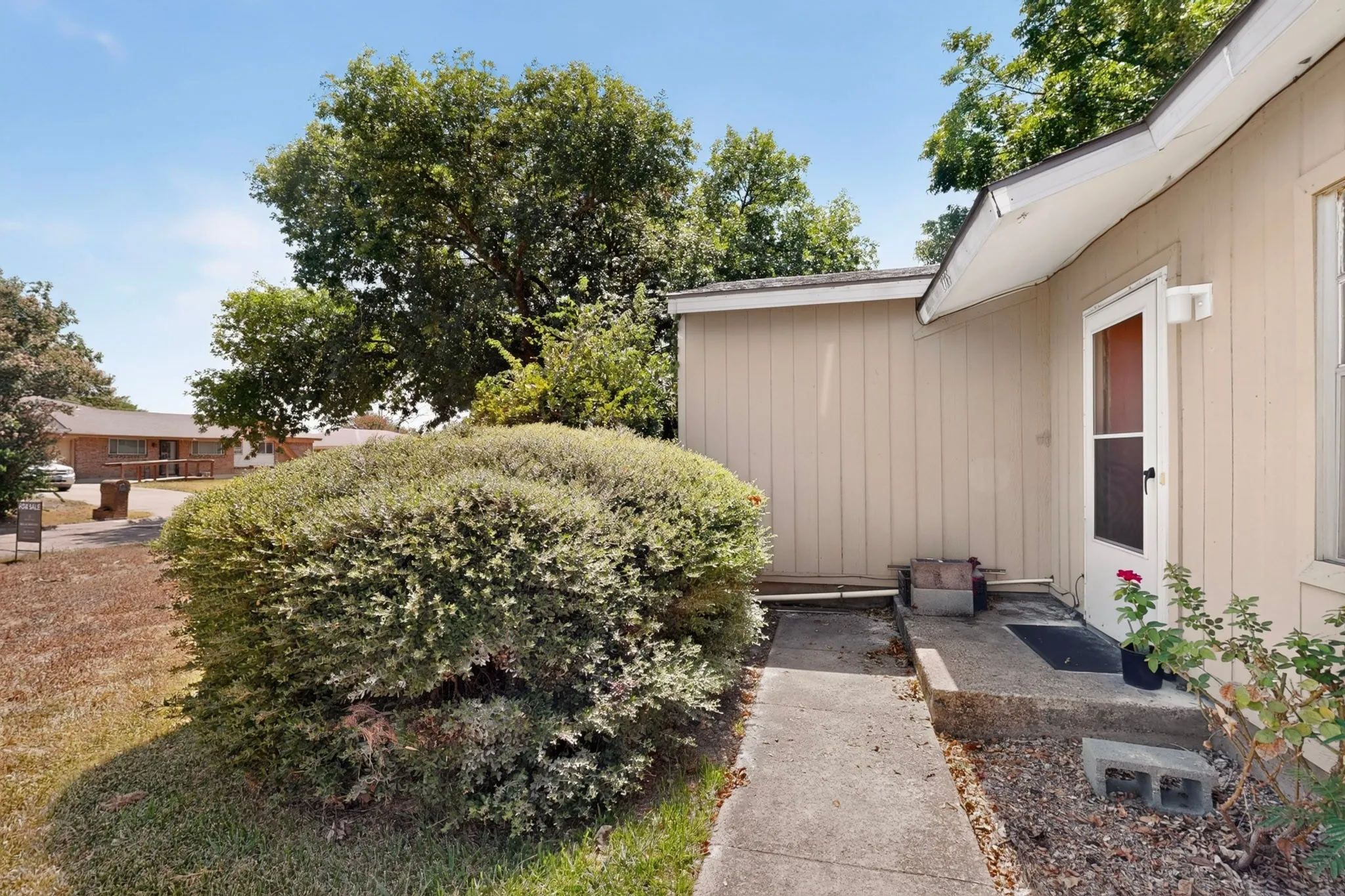 Single Family Residence For Sale in Ellis County , 2225 Mayfair Street, Ennis, Texas 75119, 3 Bedroom, 1 Bathroom, 1 Garage spaces, 908 Sqft, built in 1955, mls#21366433, Real Estate Agent in Ennis, Homes For Sale in Ellis county, Homes For Sale in Ennis, Realtor in Ennis Texas, Real Estate Brokerage Independent Realty Texas, Luminita Cordes Realtor