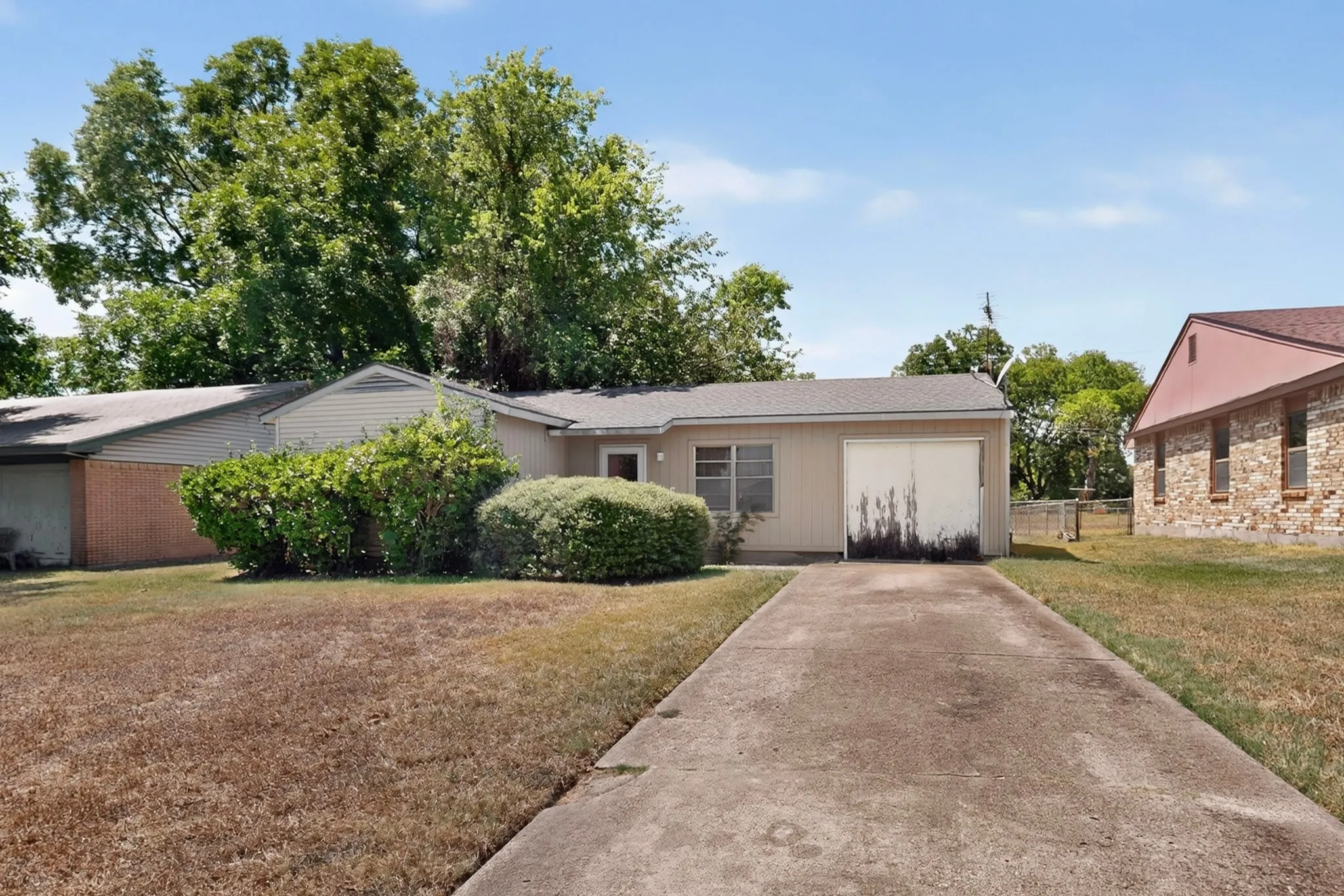 Single Family Residence For Sale in Ellis County , 2225 Mayfair Street, Ennis, Texas 75119, 3 Bedroom, 1 Bathroom, 1 Garage spaces, 908 Sqft, built in 1955, mls#21366433, Real Estate Agent in Ennis, Homes For Sale in Ellis county, Homes For Sale in Ennis, Realtor in Ennis Texas, Real Estate Brokerage Independent Realty Texas, Luminita Cordes Realtor