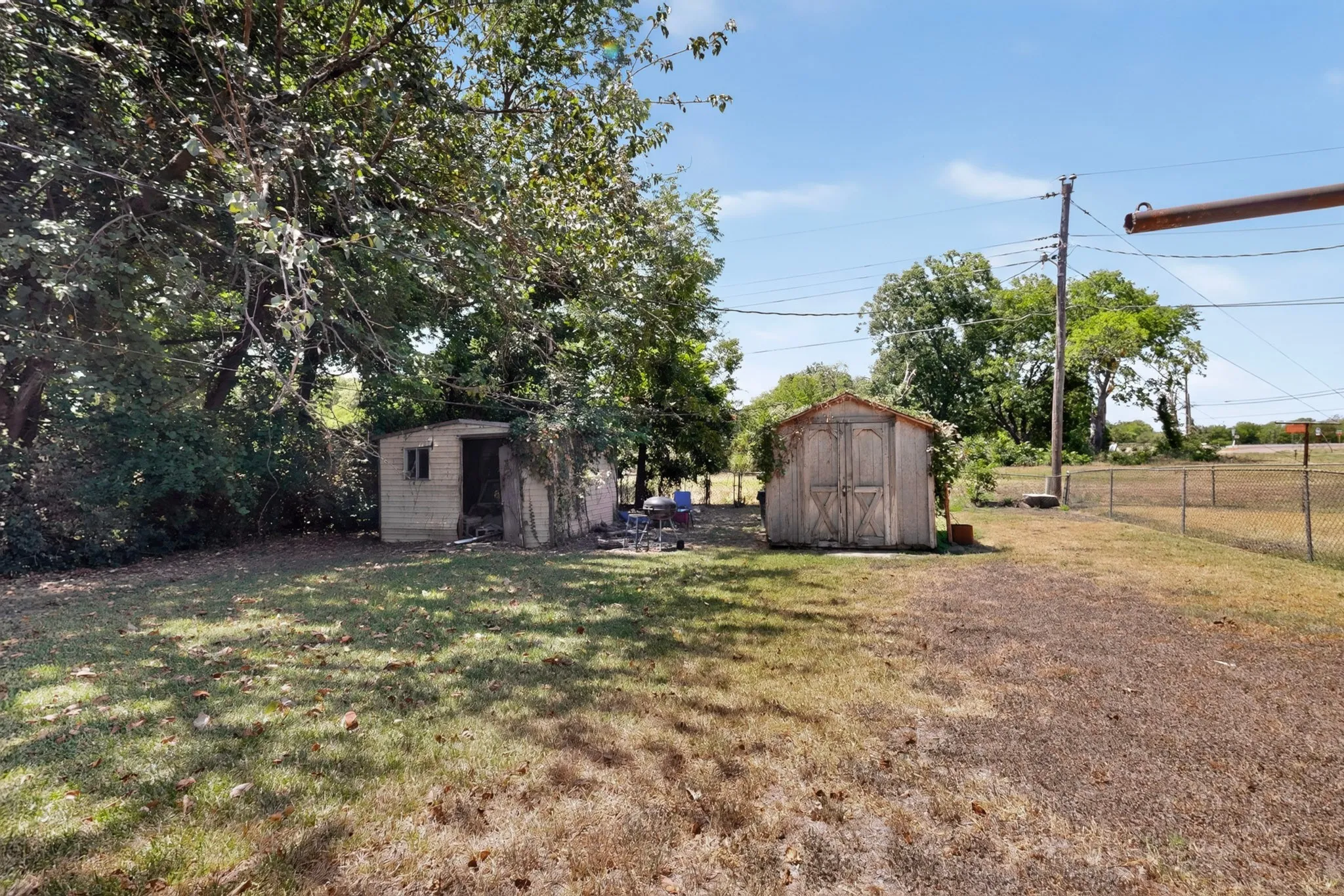 Single Family Residence For Sale in Ellis County , 2225 Mayfair Street, Ennis, Texas 75119, 3 Bedroom, 1 Bathroom, 1 Garage spaces, 908 Sqft, built in 1955, mls#21366433, Real Estate Agent in Ennis, Homes For Sale in Ellis county, Homes For Sale in Ennis, Realtor in Ennis Texas, Real Estate Brokerage Independent Realty Texas, Luminita Cordes Realtor