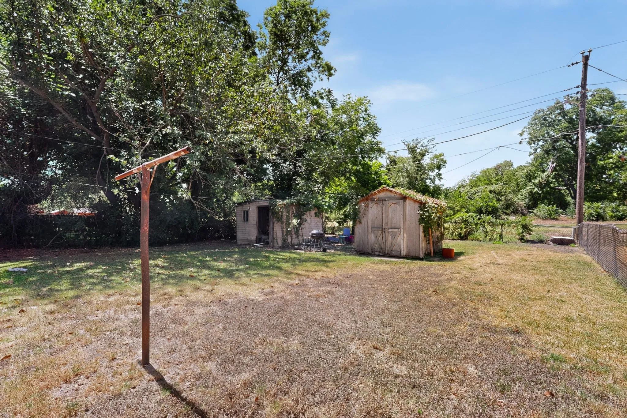 Single Family Residence For Sale in Ellis County , 2225 Mayfair Street, Ennis, Texas 75119, 3 Bedroom, 1 Bathroom, 1 Garage spaces, 908 Sqft, built in 1955, mls#21366433, Real Estate Agent in Ennis, Homes For Sale in Ellis county, Homes For Sale in Ennis, Realtor in Ennis Texas, Real Estate Brokerage Independent Realty Texas, Luminita Cordes Realtor