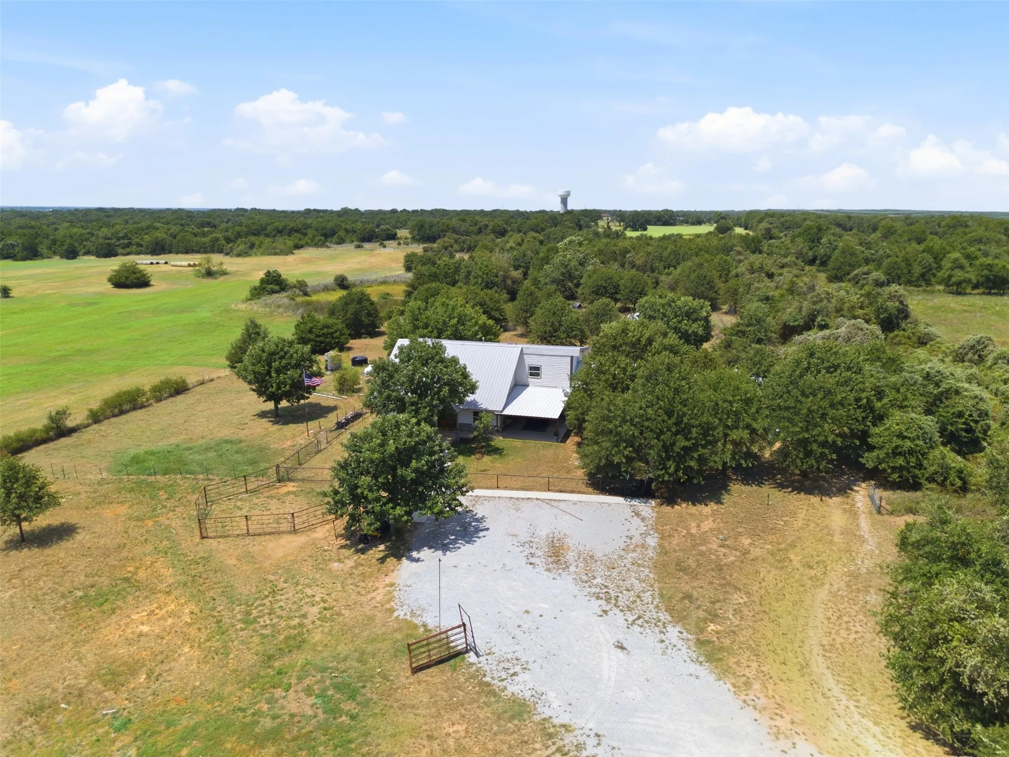 Single Family Residence For Sale in Wise County , 1724 County Road 4790, Boyd, Texas 76023, 6 Bedroom, 4 Bathroom, Garage spaces, 3,600 Sqft, built in 2017, mls#21362695, Real Estate Agent in Boyd, Homes For Sale in Wise county, Homes For Sale in Boyd, Realtor in Boyd Texas, Real Estate Brokerage Independent Realty Texas, Luminita Cordes Realtor