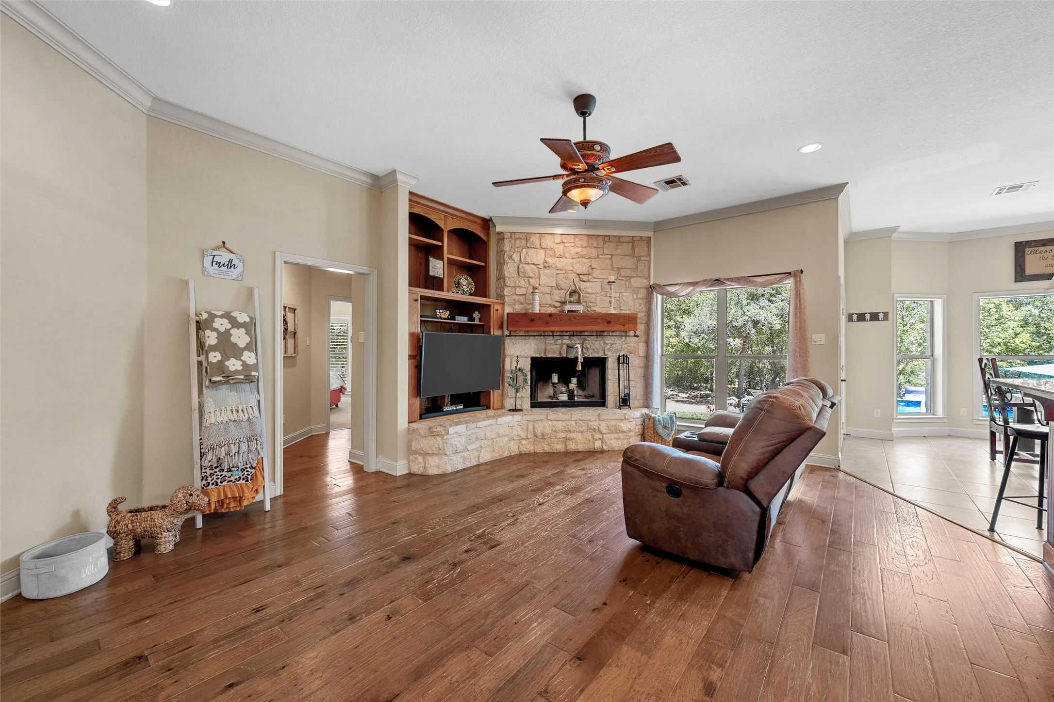 Single Family Residence For Sale in Mc Lennan County , 200 Johanne Point Road, Bruceville Eddy, Texas 76524, 5 Bedroom, 4 Bathroom, 2 Garage spaces, 3,137 Sqft, built in 2004, mls#21366966, Real Estate Agent in Bruceville Eddy, Homes For Sale in Mc Lennan county, Homes For Sale in Bruceville Eddy, Realtor in Bruceville Eddy Texas, Real Estate Brokerage Independent Realty Texas, Luminita Cordes Realtor