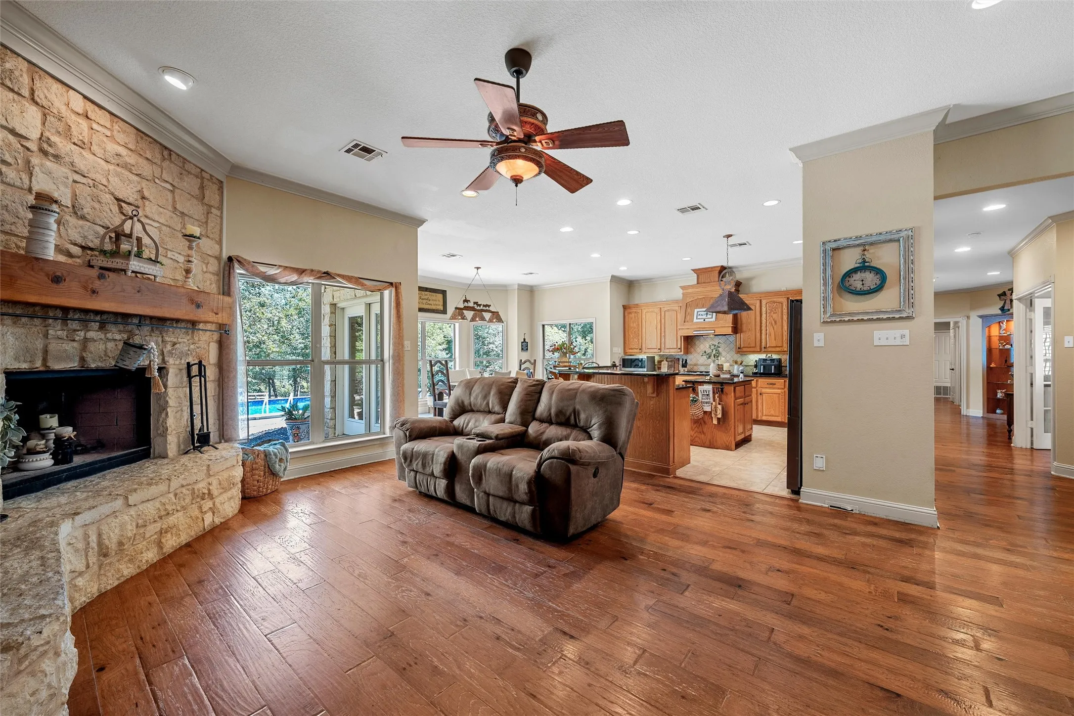 Single Family Residence For Sale in Mc Lennan County , 200 Johanne Point Road, Bruceville Eddy, Texas 76524, 5 Bedroom, 4 Bathroom, 2 Garage spaces, 3,137 Sqft, built in 2004, mls#21366966, Real Estate Agent in Bruceville Eddy, Homes For Sale in Mc Lennan county, Homes For Sale in Bruceville Eddy, Realtor in Bruceville Eddy Texas, Real Estate Brokerage Independent Realty Texas, Luminita Cordes Realtor