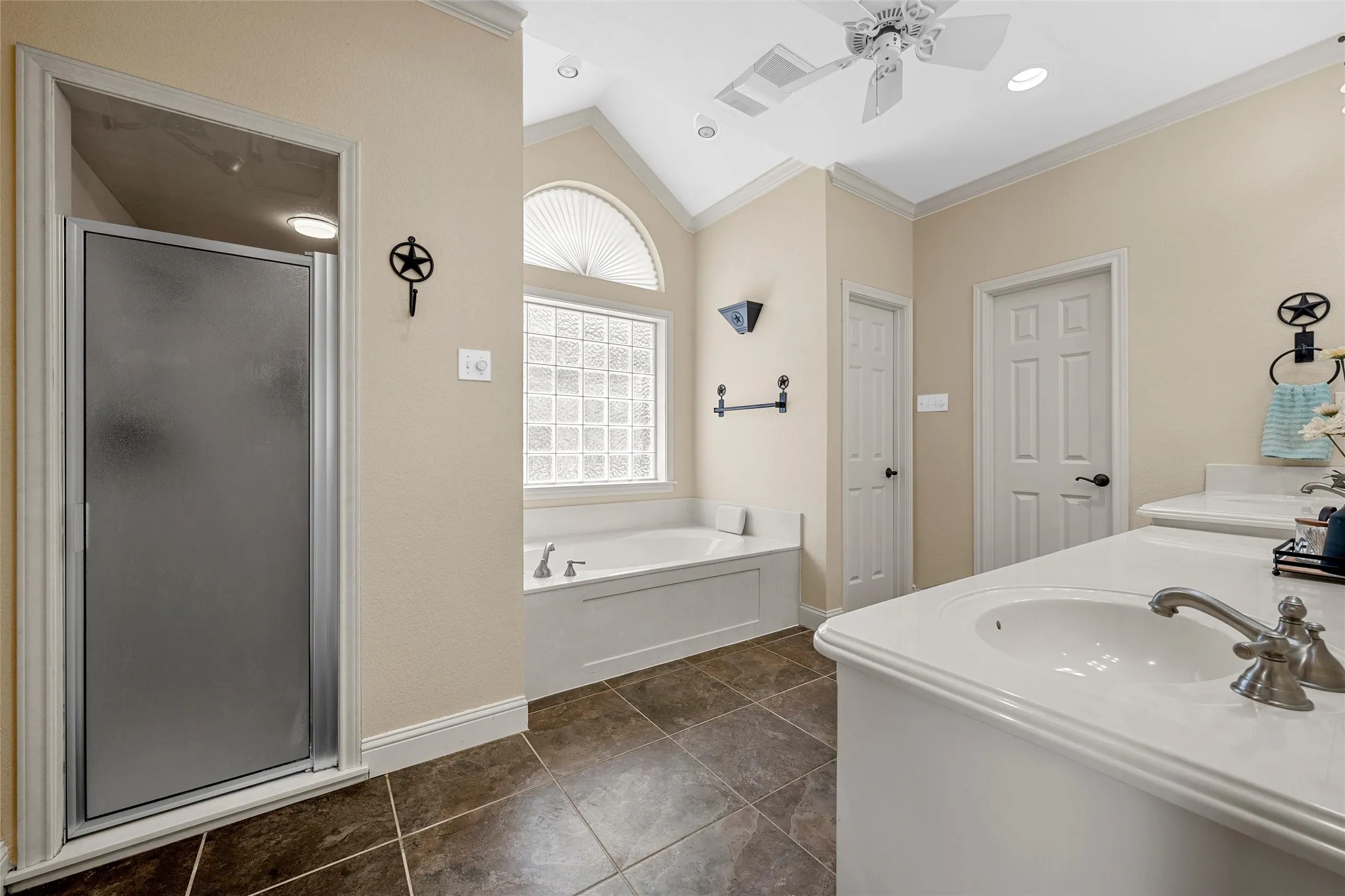 Single Family Residence For Sale in Mc Lennan County , 200 Johanne Point Road, Bruceville Eddy, Texas 76524, 5 Bedroom, 4 Bathroom, 2 Garage spaces, 3,137 Sqft, built in 2004, mls#21366966, Real Estate Agent in Bruceville Eddy, Homes For Sale in Mc Lennan county, Homes For Sale in Bruceville Eddy, Realtor in Bruceville Eddy Texas, Real Estate Brokerage Independent Realty Texas, Luminita Cordes Realtor