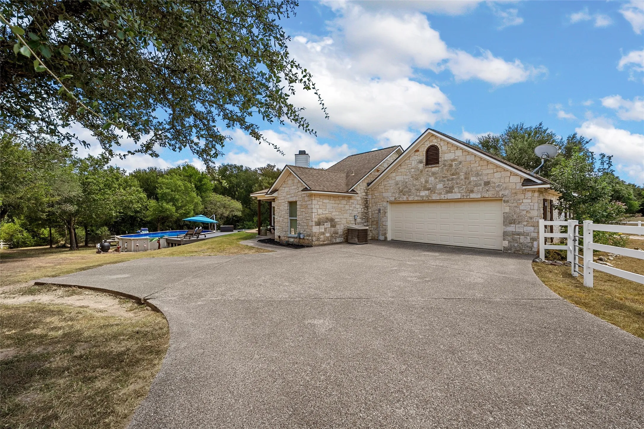 Single Family Residence For Sale in Mc Lennan County , 200 Johanne Point Road, Bruceville Eddy, Texas 76524, 5 Bedroom, 4 Bathroom, 2 Garage spaces, 3,137 Sqft, built in 2004, mls#21366966, Real Estate Agent in Bruceville Eddy, Homes For Sale in Mc Lennan county, Homes For Sale in Bruceville Eddy, Realtor in Bruceville Eddy Texas, Real Estate Brokerage Independent Realty Texas, Luminita Cordes Realtor
