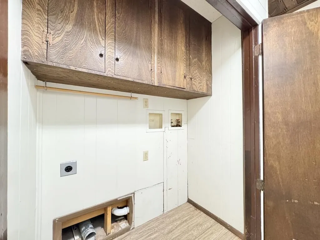 Single Family Residence For Sale in Henderson County , 120 Nautical Road, Gun Barrel City, Texas 75156, 2 Bedroom, 2 Bathroom, 2 Garage spaces, 1,032 Sqft, built in 1972, mls#21366984, Real Estate Agent in Gun Barrel City, Homes For Sale in Henderson county, Homes For Sale in Gun Barrel City, Realtor in Gun Barrel City Texas, Real Estate Brokerage Independent Realty Texas, Luminita Cordes Realtor