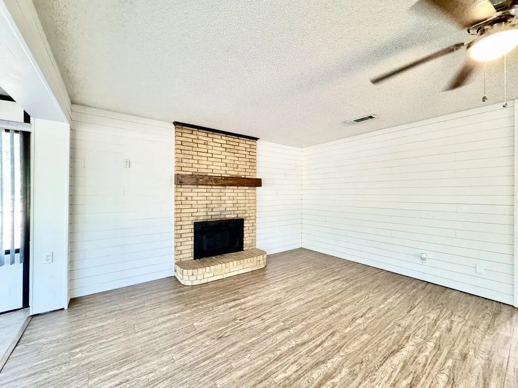 Single Family Residence For Sale in Henderson County , 120 Nautical Road, Gun Barrel City, Texas 75156, 2 Bedroom, 2 Bathroom, 2 Garage spaces, 1,032 Sqft, built in 1972, mls#21366984, Real Estate Agent in Gun Barrel City, Homes For Sale in Henderson county, Homes For Sale in Gun Barrel City, Realtor in Gun Barrel City Texas, Real Estate Brokerage Independent Realty Texas, Luminita Cordes Realtor