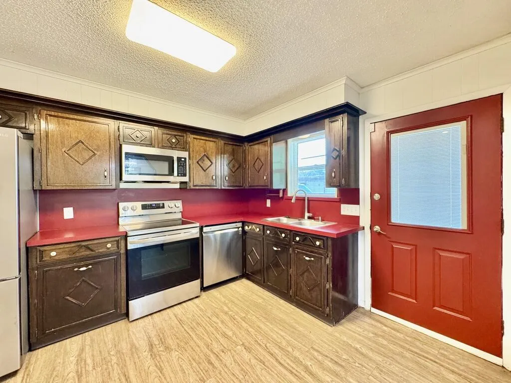Single Family Residence For Sale in Henderson County , 120 Nautical Road, Gun Barrel City, Texas 75156, 2 Bedroom, 2 Bathroom, 2 Garage spaces, 1,032 Sqft, built in 1972, mls#21366984, Real Estate Agent in Gun Barrel City, Homes For Sale in Henderson county, Homes For Sale in Gun Barrel City, Realtor in Gun Barrel City Texas, Real Estate Brokerage Independent Realty Texas, Luminita Cordes Realtor
