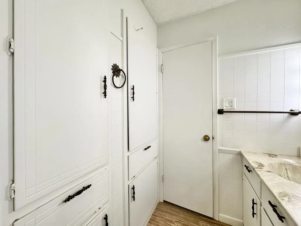 Single Family Residence For Sale in Henderson County , 120 Nautical Road, Gun Barrel City, Texas 75156, 2 Bedroom, 2 Bathroom, 2 Garage spaces, 1,032 Sqft, built in 1972, mls#21366984, Real Estate Agent in Gun Barrel City, Homes For Sale in Henderson county, Homes For Sale in Gun Barrel City, Realtor in Gun Barrel City Texas, Real Estate Brokerage Independent Realty Texas, Luminita Cordes Realtor