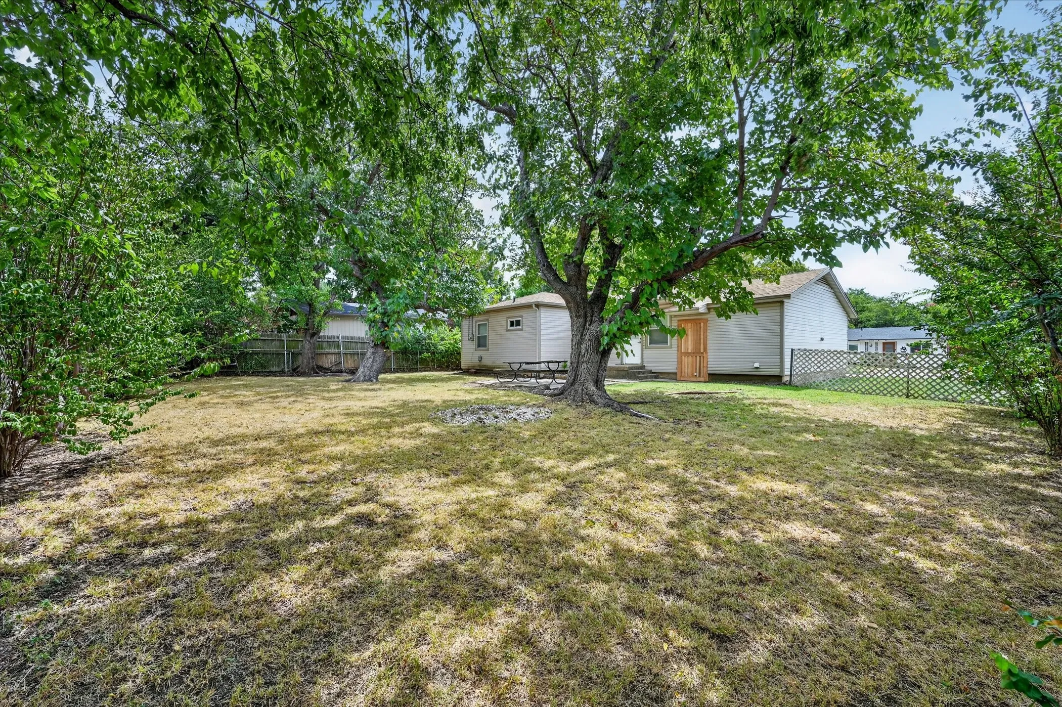 Single Family Residence For Sale in Dallas County , 2323 Morgan Street, Irving, Texas 75062, 3 Bedroom, 1 Bathroom, 1 Garage spaces, 1,012 Sqft, built in 1956, mls#21366961, Real Estate Agent in Irving, Homes For Sale in Dallas county, Homes For Sale in Irving, Realtor in Irving Texas, Real Estate Brokerage Independent Realty Texas, Luminita Cordes Realtor