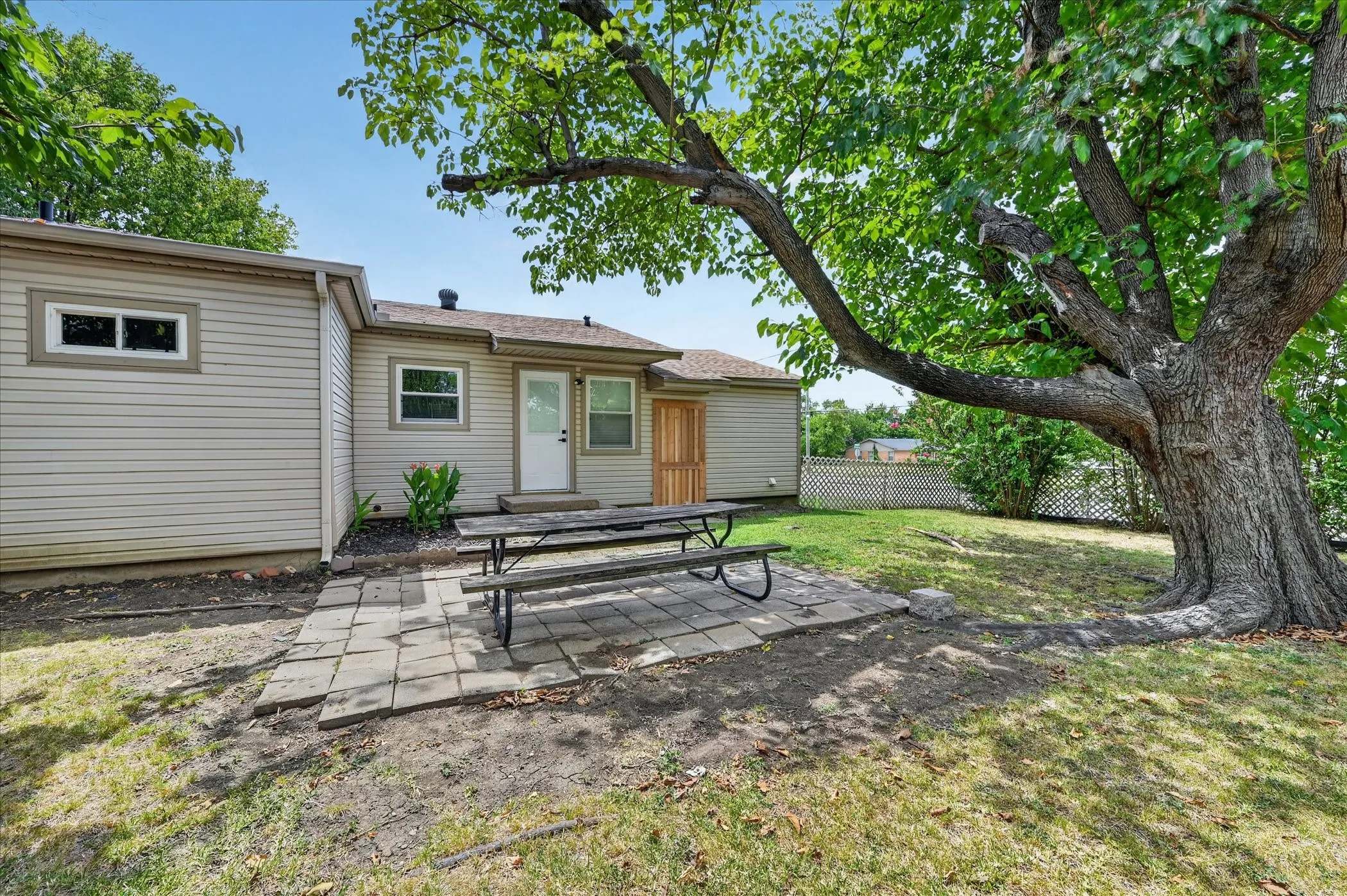 Single Family Residence For Sale in Dallas County , 2323 Morgan Street, Irving, Texas 75062, 3 Bedroom, 1 Bathroom, 1 Garage spaces, 1,012 Sqft, built in 1956, mls#21366961, Real Estate Agent in Irving, Homes For Sale in Dallas county, Homes For Sale in Irving, Realtor in Irving Texas, Real Estate Brokerage Independent Realty Texas, Luminita Cordes Realtor