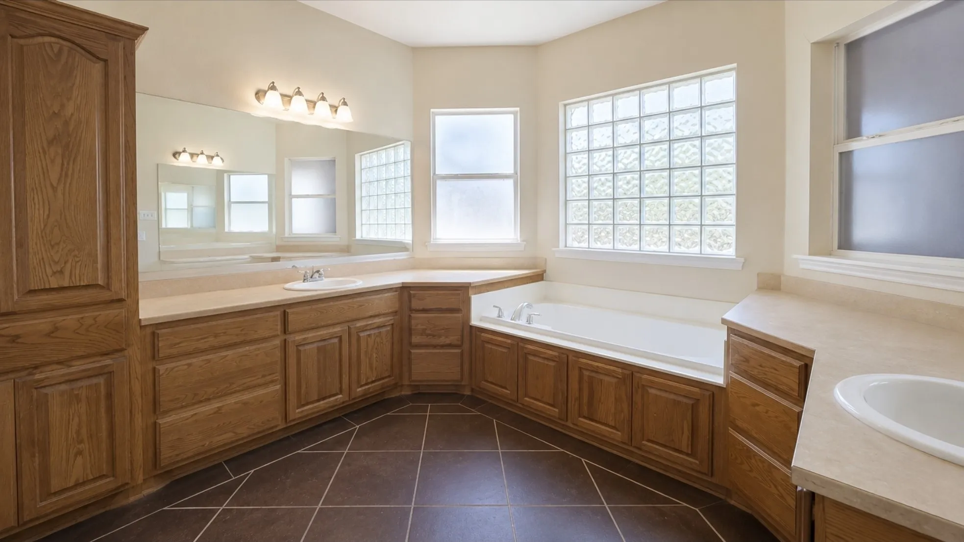 Single Family Residence For Sale in Taylor County , 1645 Colony Hill Road, Abilene, Texas 79602, 3 Bedroom, 3 Bathroom, 2 Garage spaces, 2,544 Sqft, built in 2004, mls#21360514, Real Estate Agent in Abilene, Homes For Sale in Taylor county, Homes For Sale in Abilene, Realtor in Abilene Texas, Real Estate Brokerage Independent Realty Texas, Luminita Cordes Realtor
