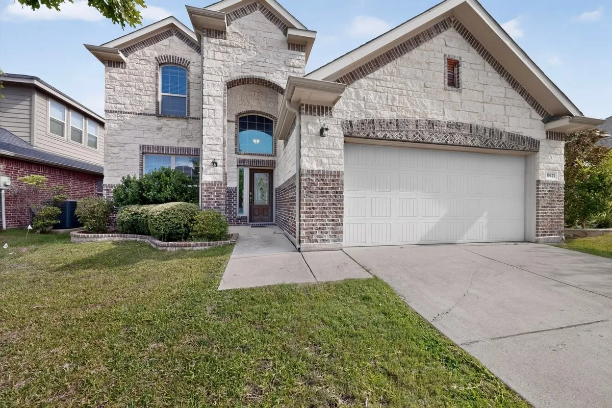Single Family Residence For Rent in Denton County , 11621 Parade Drive, Frisco, Texas 75036, 4 Bedroom, 4 Bathroom, 2 Garage spaces, 2,704 Sqft, built in 2014, mls#21366996, Real Estate Agent in Frisco, Homes For Rent in Denton county, Homes For Rent in Frisco, Realtor in Frisco Texas, Real Estate Brokerage Independent Realty Texas, Luminita Cordes Realtor