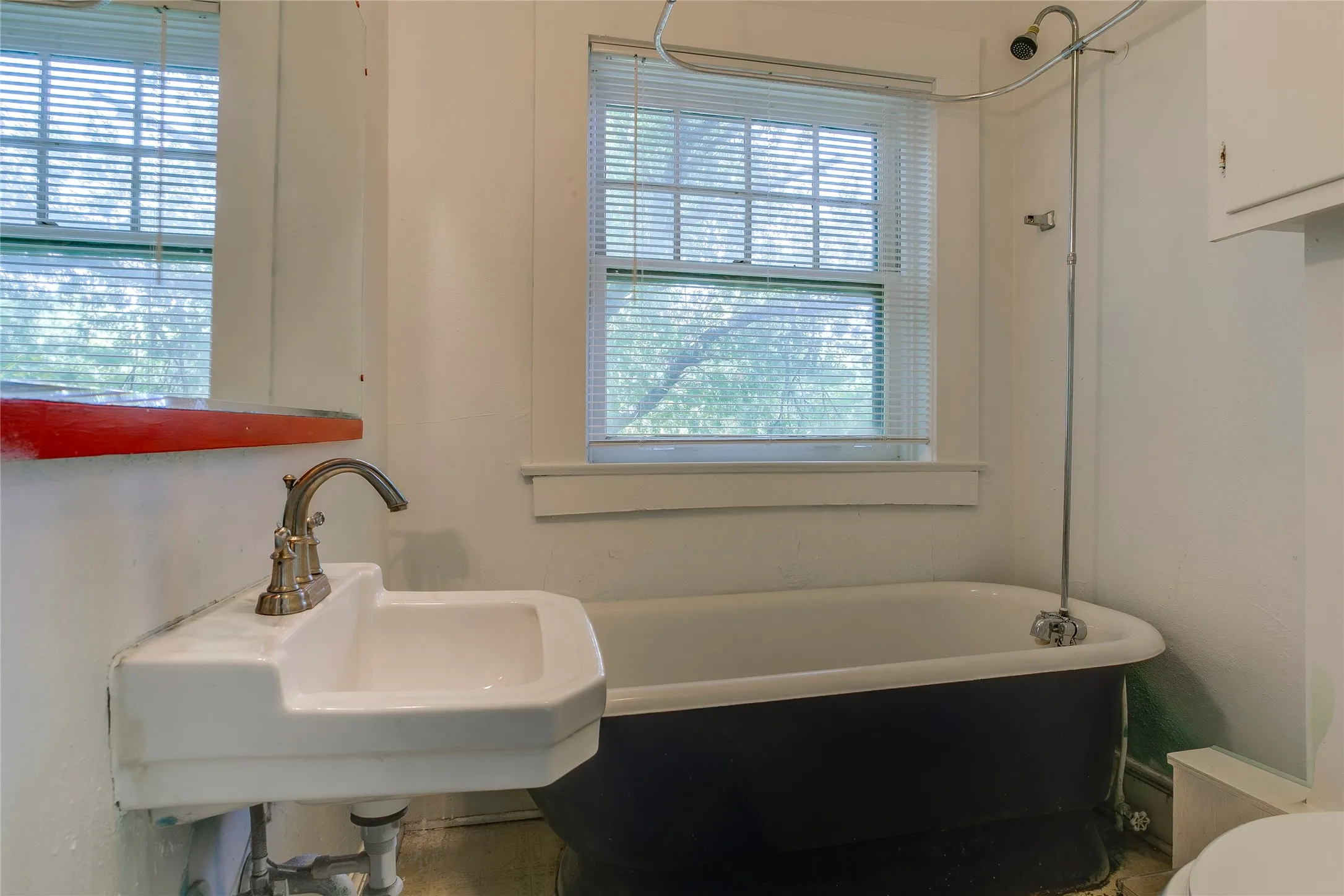 Single Family Residence For Sale in Dallas County , 514 S Ravinia Drive, Dallas, Texas 75211, 3 Bedroom, 3 Bathroom, Garage spaces, 3,674 Sqft, built in 1924, mls#21366529, Real Estate Agent in Dallas, Homes For Sale in Dallas county, Homes For Sale in Dallas, Realtor in Dallas Texas, Real Estate Brokerage Independent Realty Texas, Luminita Cordes Realtor