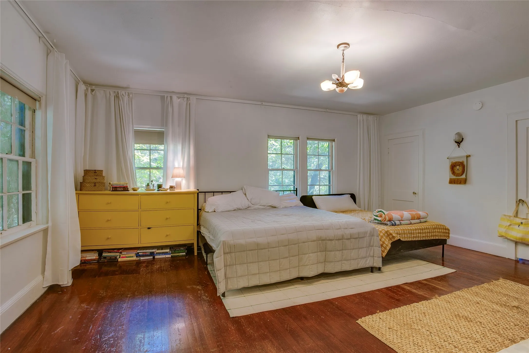 Single Family Residence For Sale in Dallas County , 514 S Ravinia Drive, Dallas, Texas 75211, 3 Bedroom, 3 Bathroom, Garage spaces, 3,674 Sqft, built in 1924, mls#21366529, Real Estate Agent in Dallas, Homes For Sale in Dallas county, Homes For Sale in Dallas, Realtor in Dallas Texas, Real Estate Brokerage Independent Realty Texas, Luminita Cordes Realtor