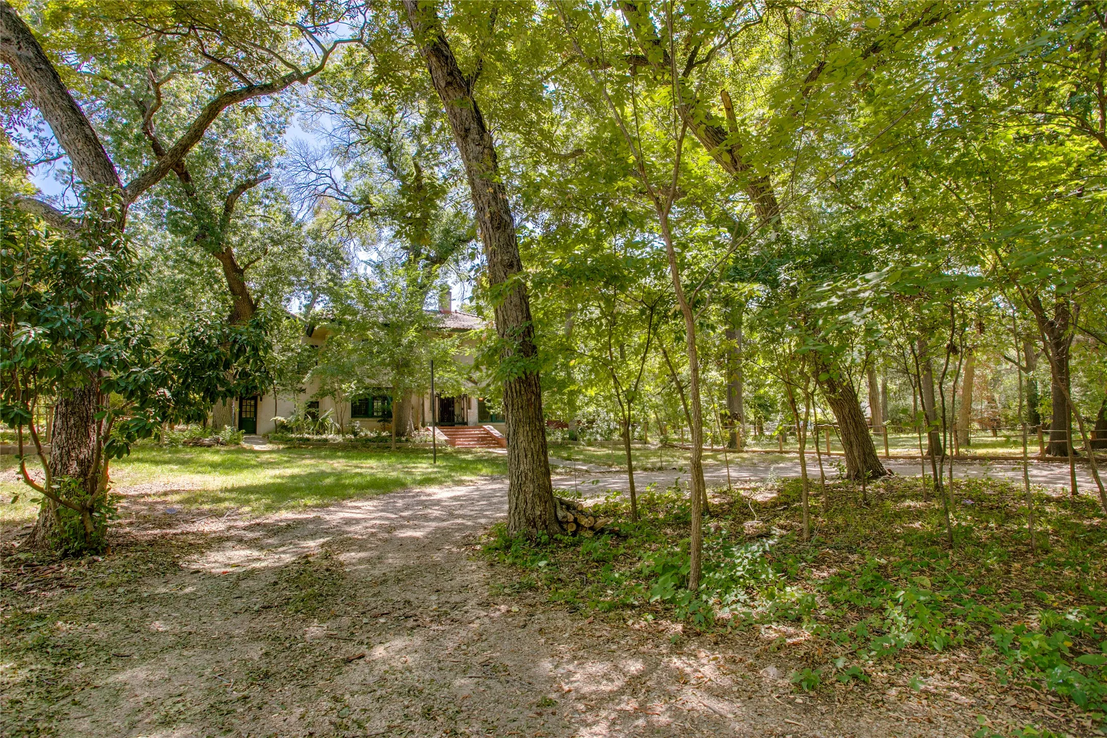 Single Family Residence For Sale in Dallas County , 514 S Ravinia Drive, Dallas, Texas 75211, 3 Bedroom, 3 Bathroom, Garage spaces, 3,674 Sqft, built in 1924, mls#21366529, Real Estate Agent in Dallas, Homes For Sale in Dallas county, Homes For Sale in Dallas, Realtor in Dallas Texas, Real Estate Brokerage Independent Realty Texas, Luminita Cordes Realtor