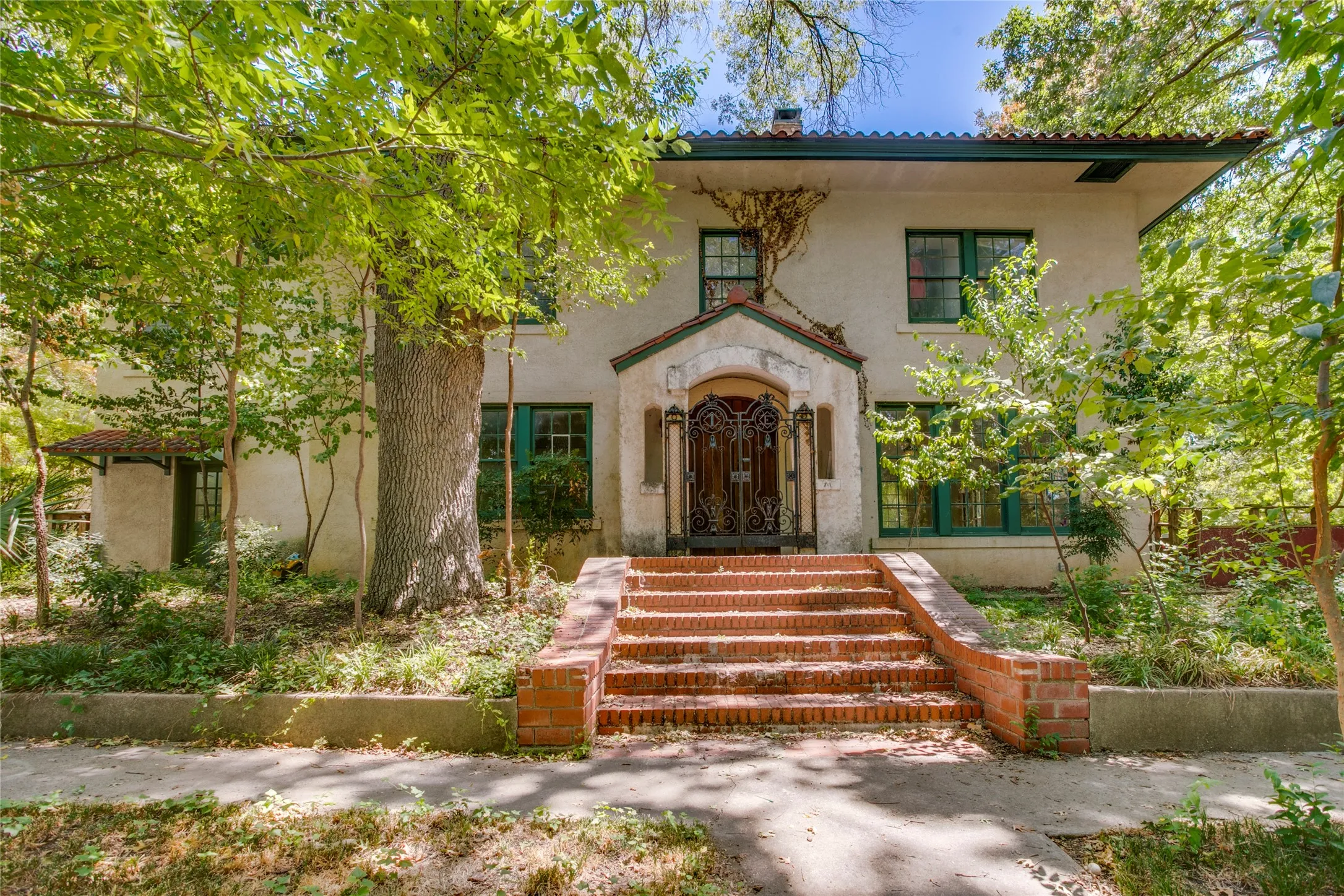 Single Family Residence For Sale in Dallas County , 514 S Ravinia Drive, Dallas, Texas 75211, 3 Bedroom, 3 Bathroom, Garage spaces, 3,674 Sqft, built in 1924, mls#21366529, Real Estate Agent in Dallas, Homes For Sale in Dallas county, Homes For Sale in Dallas, Realtor in Dallas Texas, Real Estate Brokerage Independent Realty Texas, Luminita Cordes Realtor