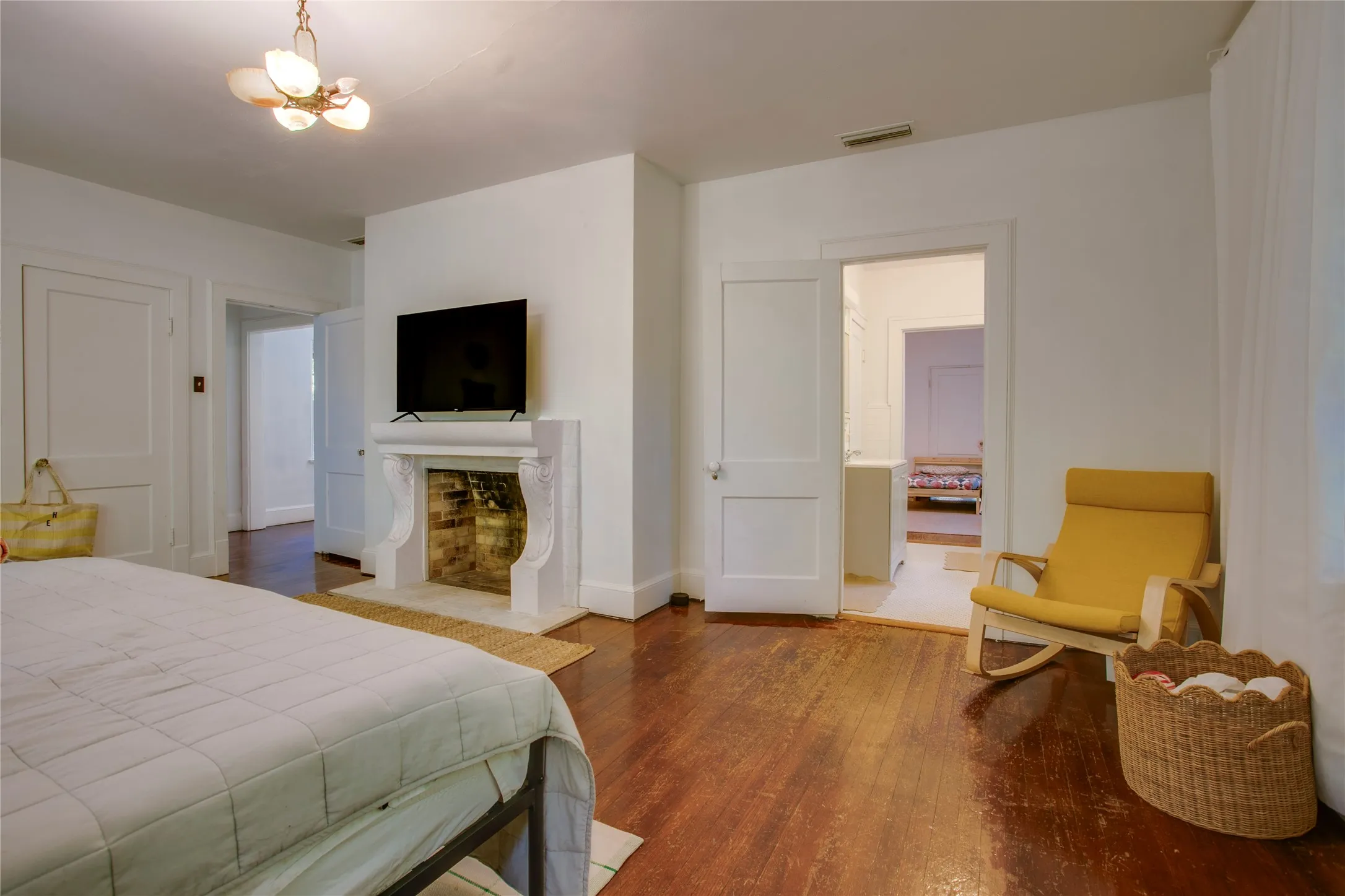 Single Family Residence For Sale in Dallas County , 514 S Ravinia Drive, Dallas, Texas 75211, 3 Bedroom, 3 Bathroom, Garage spaces, 3,674 Sqft, built in 1924, mls#21366529, Real Estate Agent in Dallas, Homes For Sale in Dallas county, Homes For Sale in Dallas, Realtor in Dallas Texas, Real Estate Brokerage Independent Realty Texas, Luminita Cordes Realtor