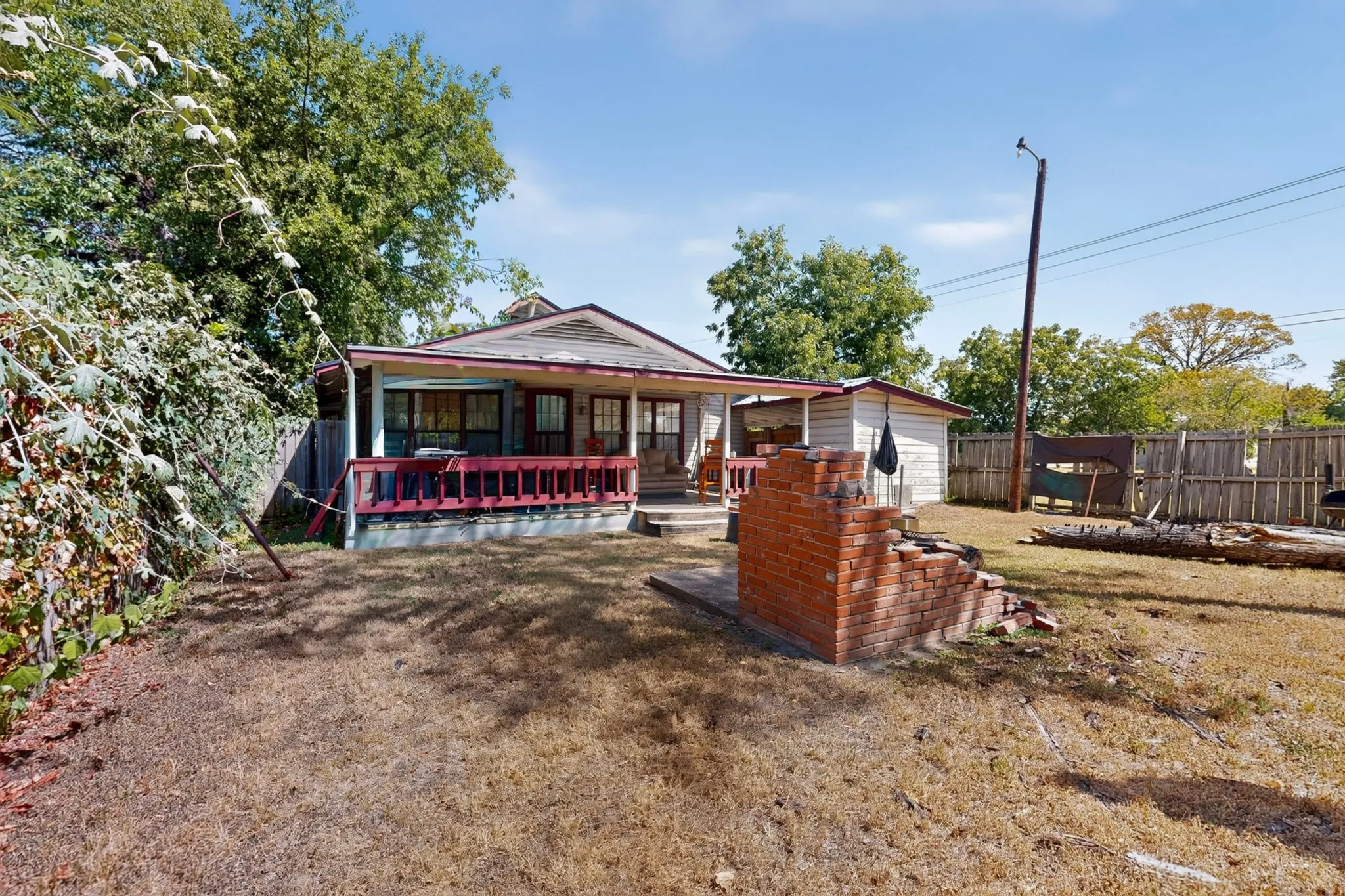 Single Family Residence For Sale in Navarro County , 711 Mlk Boulevard, Corsicana, Texas 75110, 3 Bedroom, 1 Bathroom, Garage spaces, 1,928 Sqft, built in 1950, mls#21366991, Real Estate Agent in Corsicana, Homes For Sale in Navarro county, Homes For Sale in Corsicana, Realtor in Corsicana Texas, Real Estate Brokerage Independent Realty Texas, Luminita Cordes Realtor