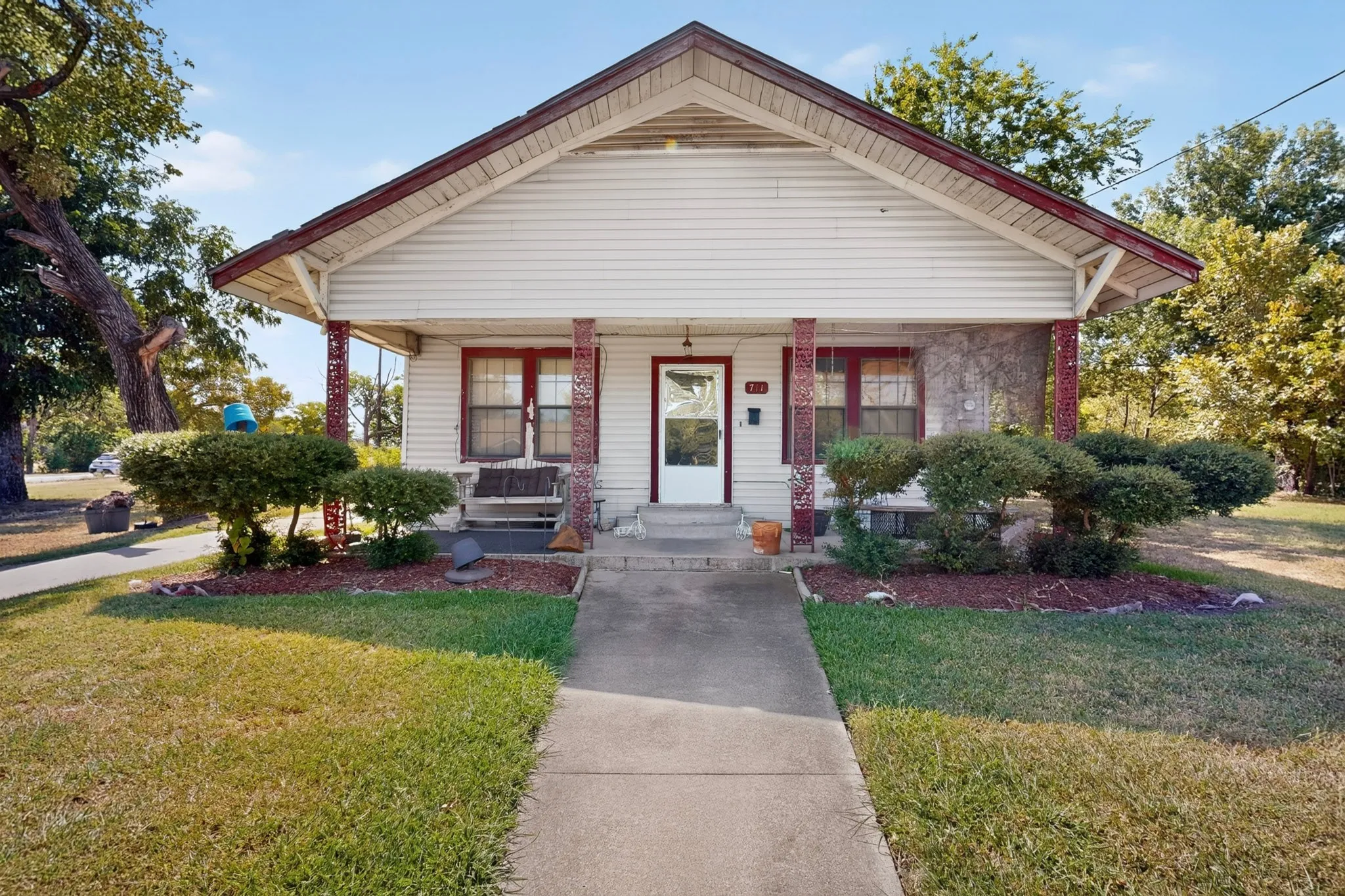 Single Family Residence For Sale in Navarro County , 711 Mlk Boulevard, Corsicana, Texas 75110, 3 Bedroom, 1 Bathroom, Garage spaces, 1,928 Sqft, built in 1950, mls#21366991, Real Estate Agent in Corsicana, Homes For Sale in Navarro county, Homes For Sale in Corsicana, Realtor in Corsicana Texas, Real Estate Brokerage Independent Realty Texas, Luminita Cordes Realtor