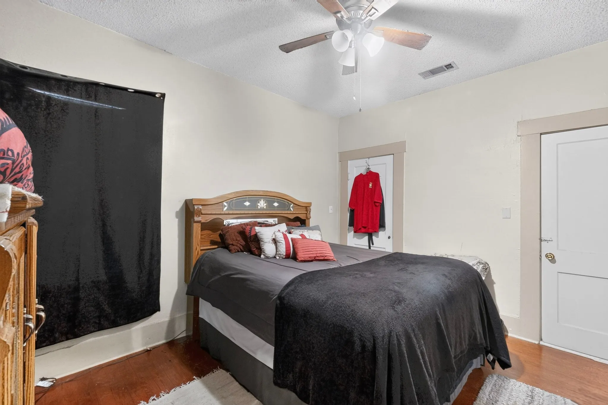 Single Family Residence For Sale in Navarro County , 711 Mlk Boulevard, Corsicana, Texas 75110, 3 Bedroom, 1 Bathroom, Garage spaces, 1,928 Sqft, built in 1950, mls#21366991, Real Estate Agent in Corsicana, Homes For Sale in Navarro county, Homes For Sale in Corsicana, Realtor in Corsicana Texas, Real Estate Brokerage Independent Realty Texas, Luminita Cordes Realtor