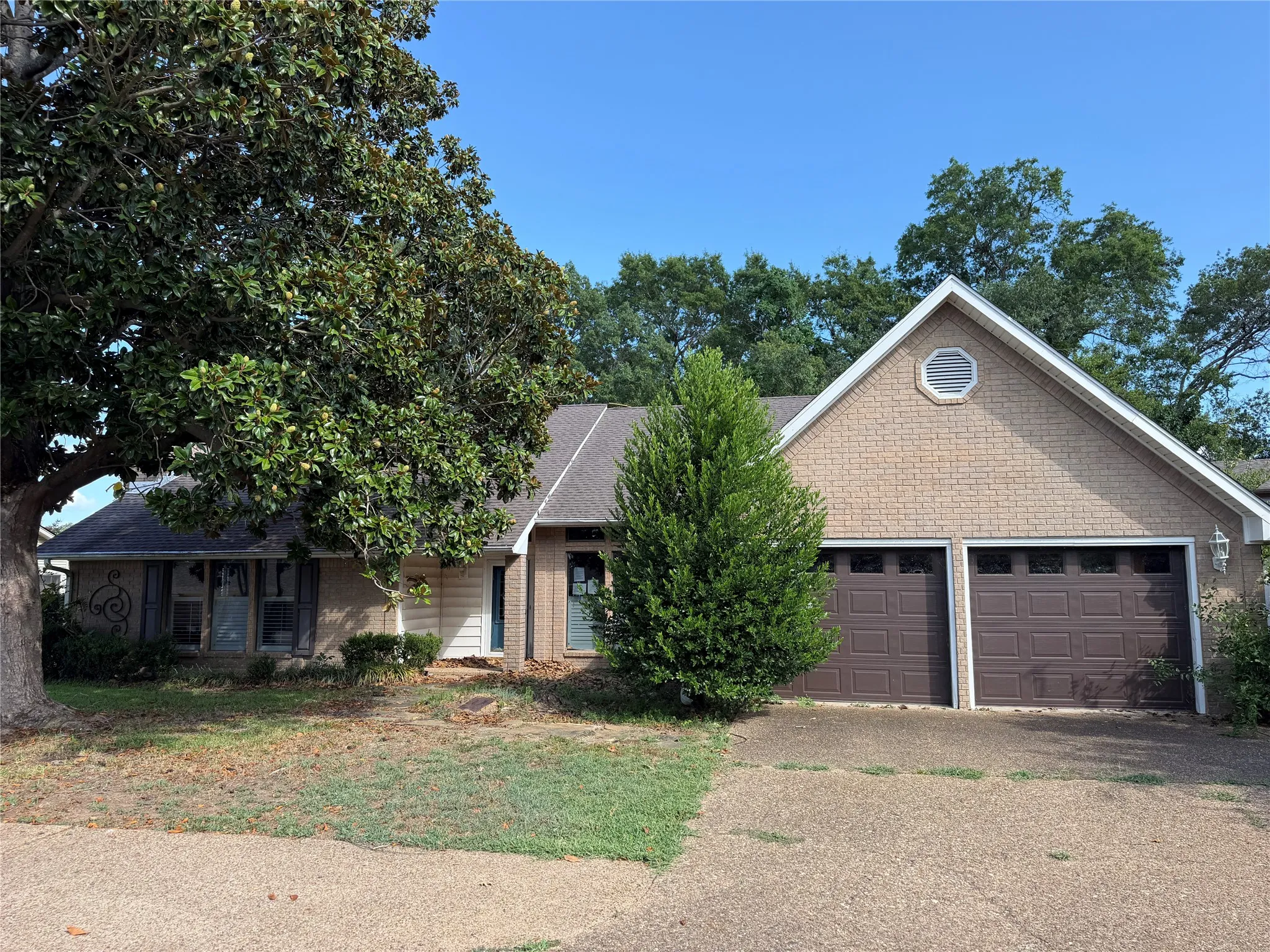 Single Family Residence For Sale in Smith County , 249 N Bay Drive, Bullard, Texas 75757, 3 Bedroom, 3 Bathroom, 2 Garage spaces, 2,283 Sqft, built in 1983, mls#21366999, Real Estate Agent in Bullard, Homes For Sale in Smith county, Homes For Sale in Bullard, Realtor in Bullard Texas, Real Estate Brokerage Independent Realty Texas, Luminita Cordes Realtor