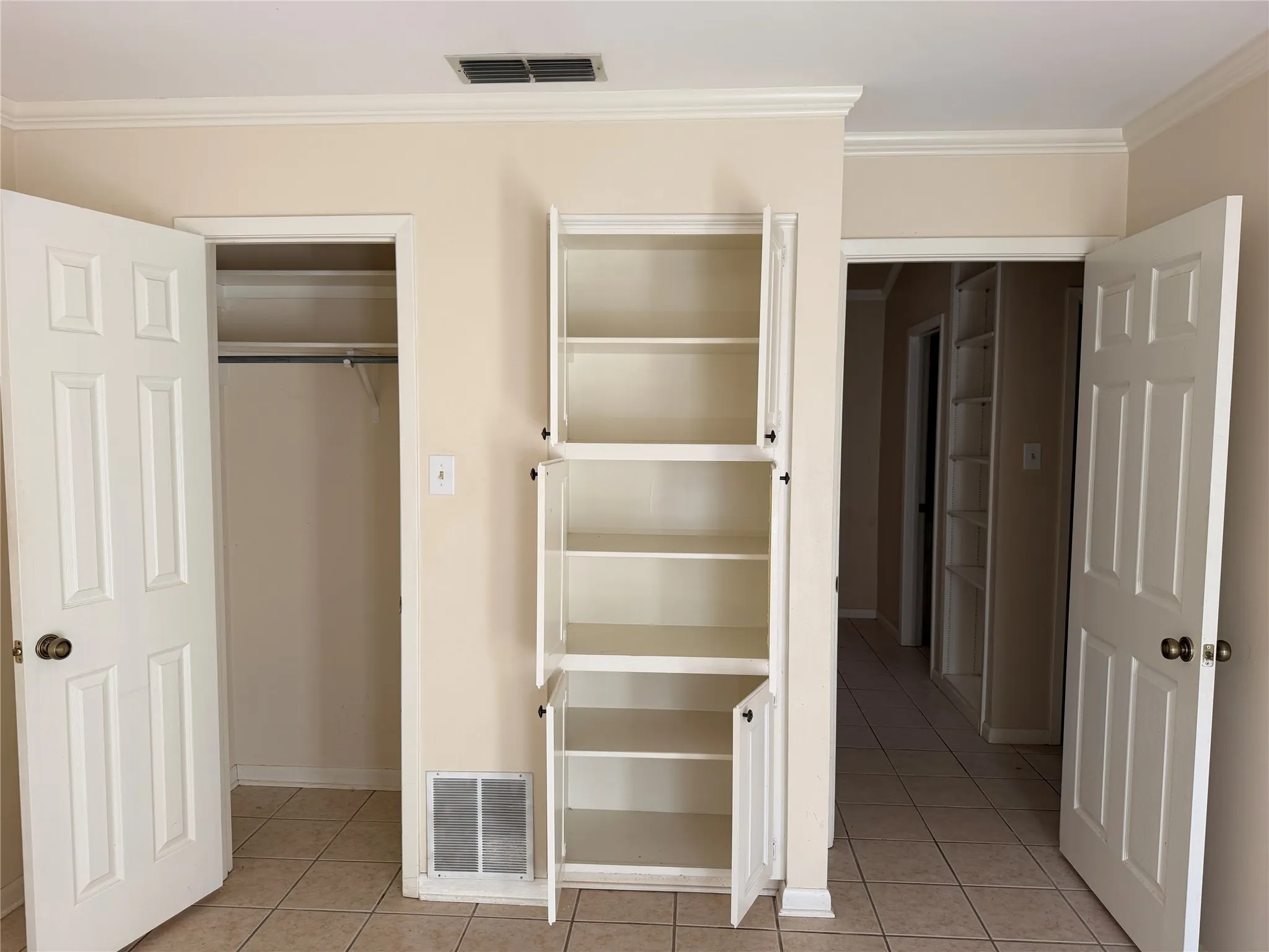 Single Family Residence For Sale in Smith County , 249 N Bay Drive, Bullard, Texas 75757, 3 Bedroom, 3 Bathroom, 2 Garage spaces, 2,283 Sqft, built in 1983, mls#21366999, Real Estate Agent in Bullard, Homes For Sale in Smith county, Homes For Sale in Bullard, Realtor in Bullard Texas, Real Estate Brokerage Independent Realty Texas, Luminita Cordes Realtor