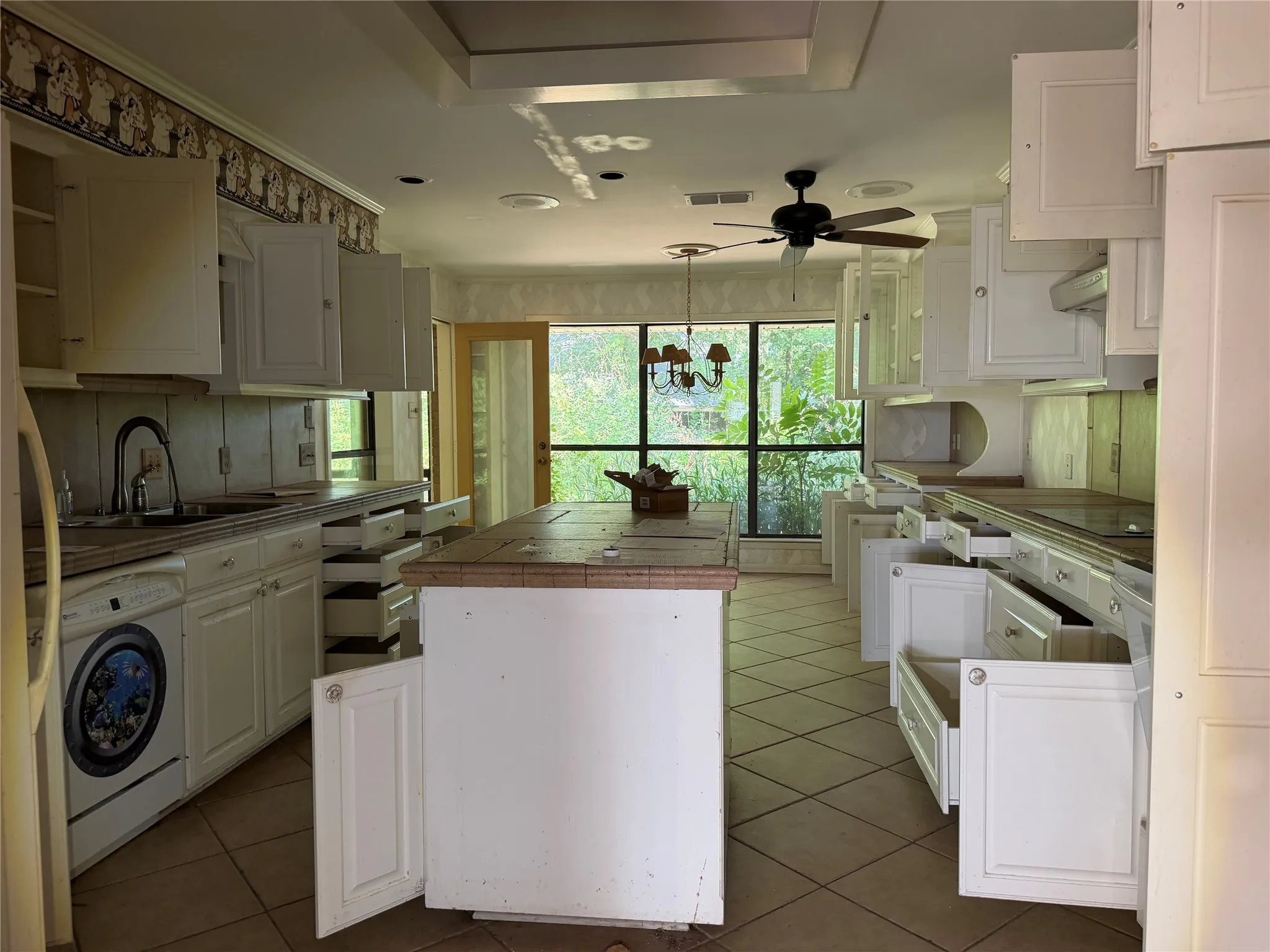 Single Family Residence For Sale in Smith County , 249 N Bay Drive, Bullard, Texas 75757, 3 Bedroom, 3 Bathroom, 2 Garage spaces, 2,283 Sqft, built in 1983, mls#21366999, Real Estate Agent in Bullard, Homes For Sale in Smith county, Homes For Sale in Bullard, Realtor in Bullard Texas, Real Estate Brokerage Independent Realty Texas, Luminita Cordes Realtor