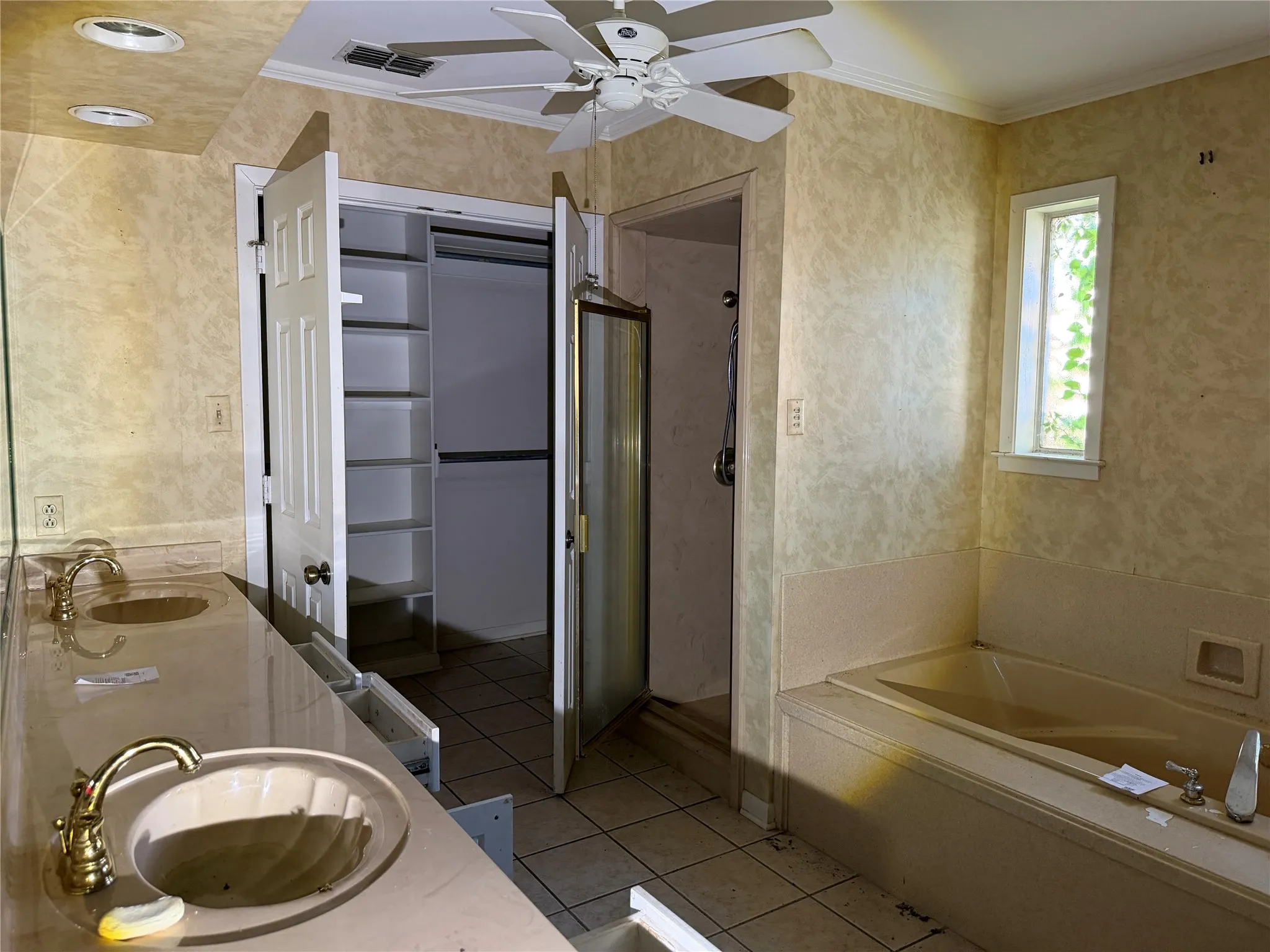 Single Family Residence For Sale in Smith County , 249 N Bay Drive, Bullard, Texas 75757, 3 Bedroom, 3 Bathroom, 2 Garage spaces, 2,283 Sqft, built in 1983, mls#21366999, Real Estate Agent in Bullard, Homes For Sale in Smith county, Homes For Sale in Bullard, Realtor in Bullard Texas, Real Estate Brokerage Independent Realty Texas, Luminita Cordes Realtor