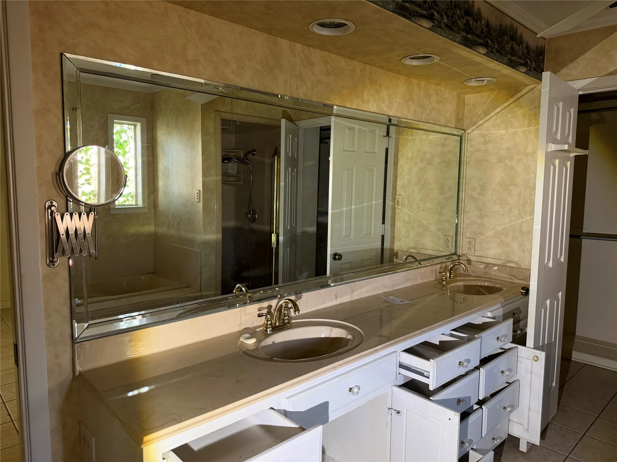 Single Family Residence For Sale in Smith County , 249 N Bay Drive, Bullard, Texas 75757, 3 Bedroom, 3 Bathroom, 2 Garage spaces, 2,283 Sqft, built in 1983, mls#21366999, Real Estate Agent in Bullard, Homes For Sale in Smith county, Homes For Sale in Bullard, Realtor in Bullard Texas, Real Estate Brokerage Independent Realty Texas, Luminita Cordes Realtor