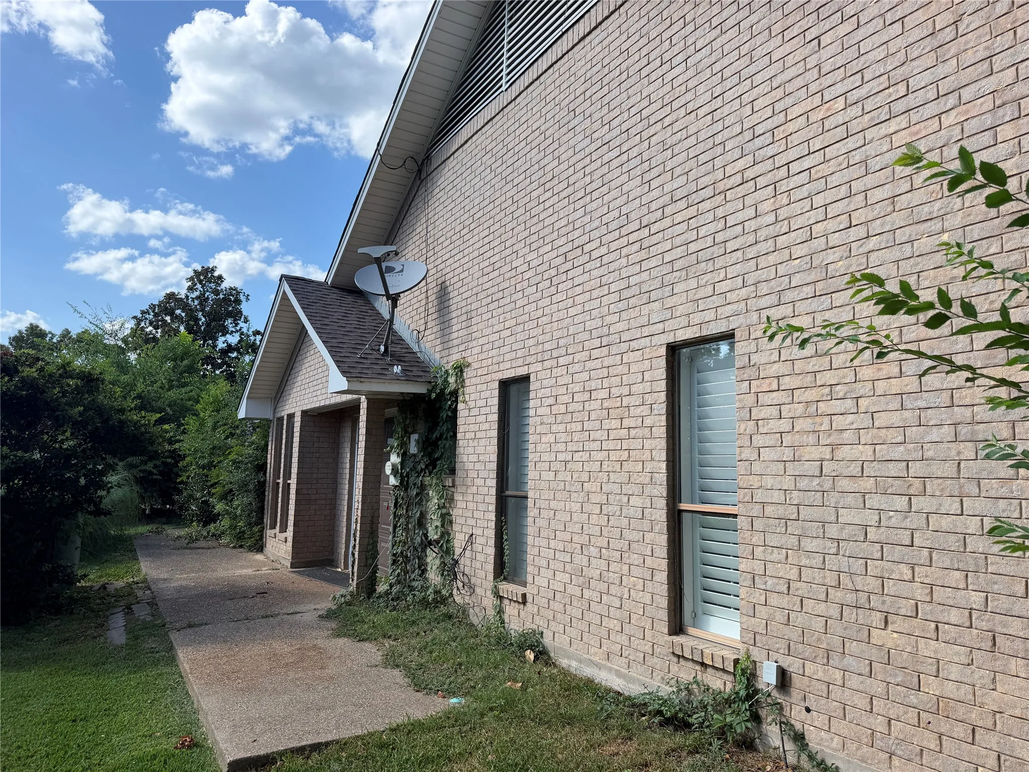 Single Family Residence For Sale in Smith County , 249 N Bay Drive, Bullard, Texas 75757, 3 Bedroom, 3 Bathroom, 2 Garage spaces, 2,283 Sqft, built in 1983, mls#21366999, Real Estate Agent in Bullard, Homes For Sale in Smith county, Homes For Sale in Bullard, Realtor in Bullard Texas, Real Estate Brokerage Independent Realty Texas, Luminita Cordes Realtor