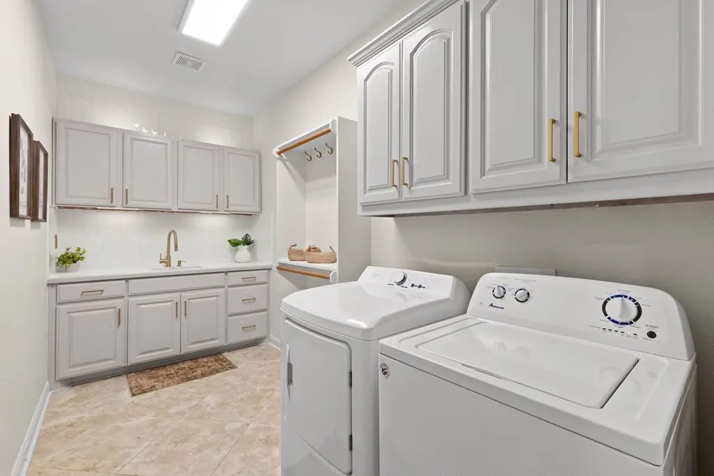 Single Family Residence For Sale in Tarrant County , 7908 Country Meadow Drive, North Richland Hills, Texas 76182, 4 Bedroom, 4 Bathroom, 3 Garage spaces, 3,257 Sqft, built in 2005, mls#21366081, Real Estate Agent in North Richland Hills, Homes For Sale in Tarrant county, Homes For Sale in North Richland Hills, Realtor in North Richland Hills Texas, Real Estate Brokerage Independent Realty Texas, Luminita Cordes Realtor