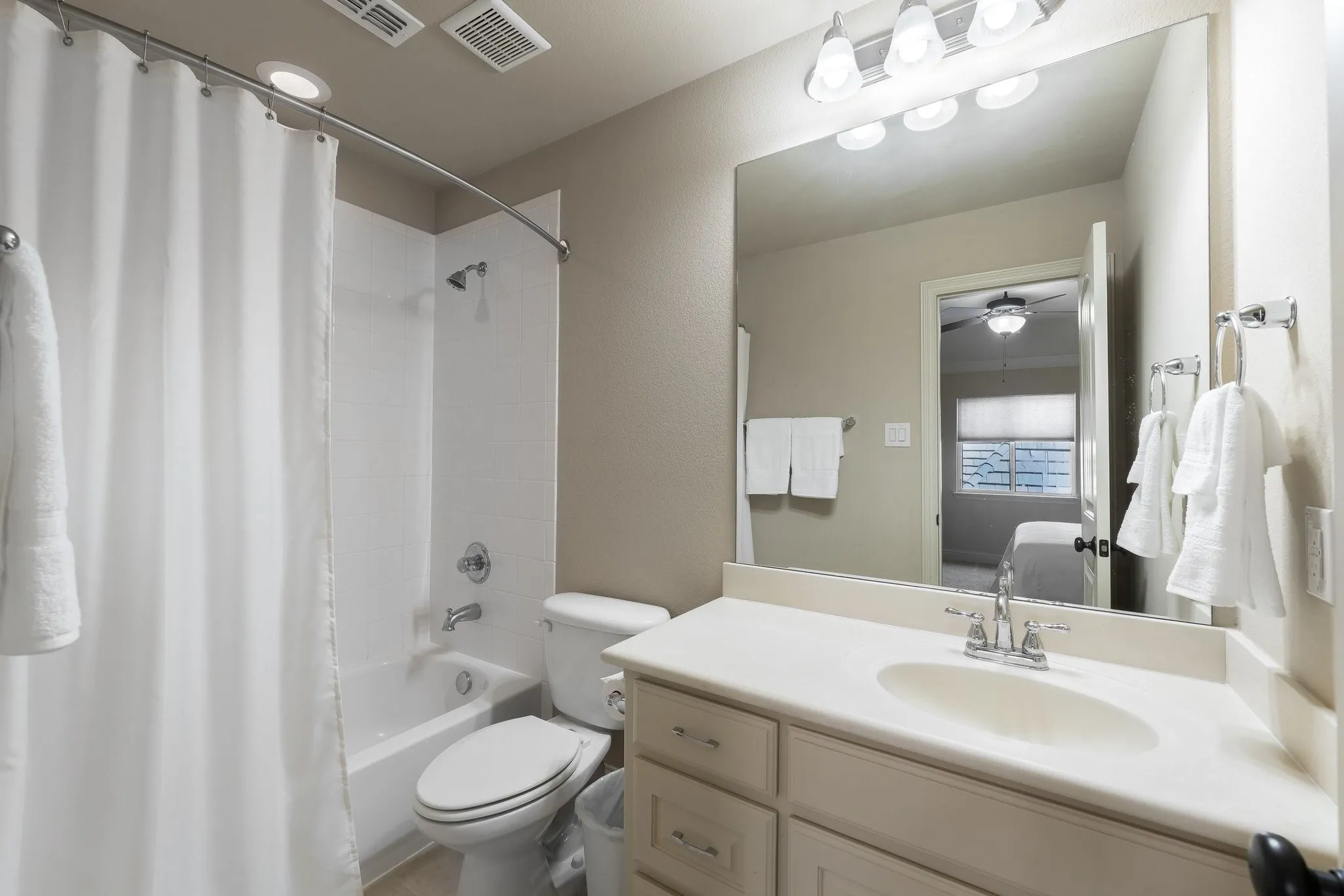 Single Family Residence For Sale in Dallas County , 5816 Shoreside Drive, Irving, Texas 75039, 5 Bedroom, 5 Bathroom, 2 Garage spaces, 4,225 Sqft, built in 2010, mls#21361324, Real Estate Agent in Irving, Homes For Sale in Dallas county, Homes For Sale in Irving, Realtor in Irving Texas, Real Estate Brokerage Independent Realty Texas, Luminita Cordes Realtor