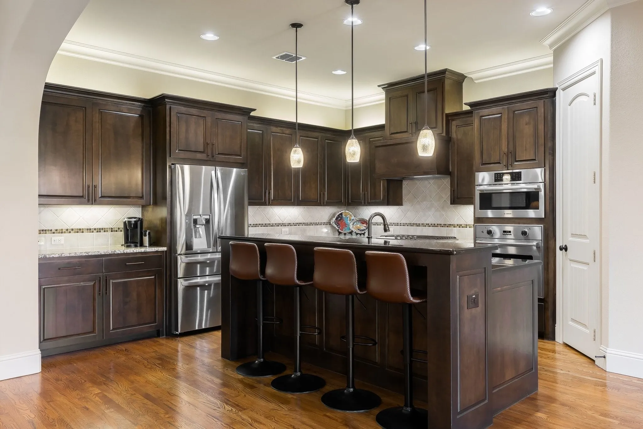 Single Family Residence For Sale in Dallas County , 5816 Shoreside Drive, Irving, Texas 75039, 5 Bedroom, 5 Bathroom, 2 Garage spaces, 4,225 Sqft, built in 2010, mls#21361324, Real Estate Agent in Irving, Homes For Sale in Dallas county, Homes For Sale in Irving, Realtor in Irving Texas, Real Estate Brokerage Independent Realty Texas, Luminita Cordes Realtor
