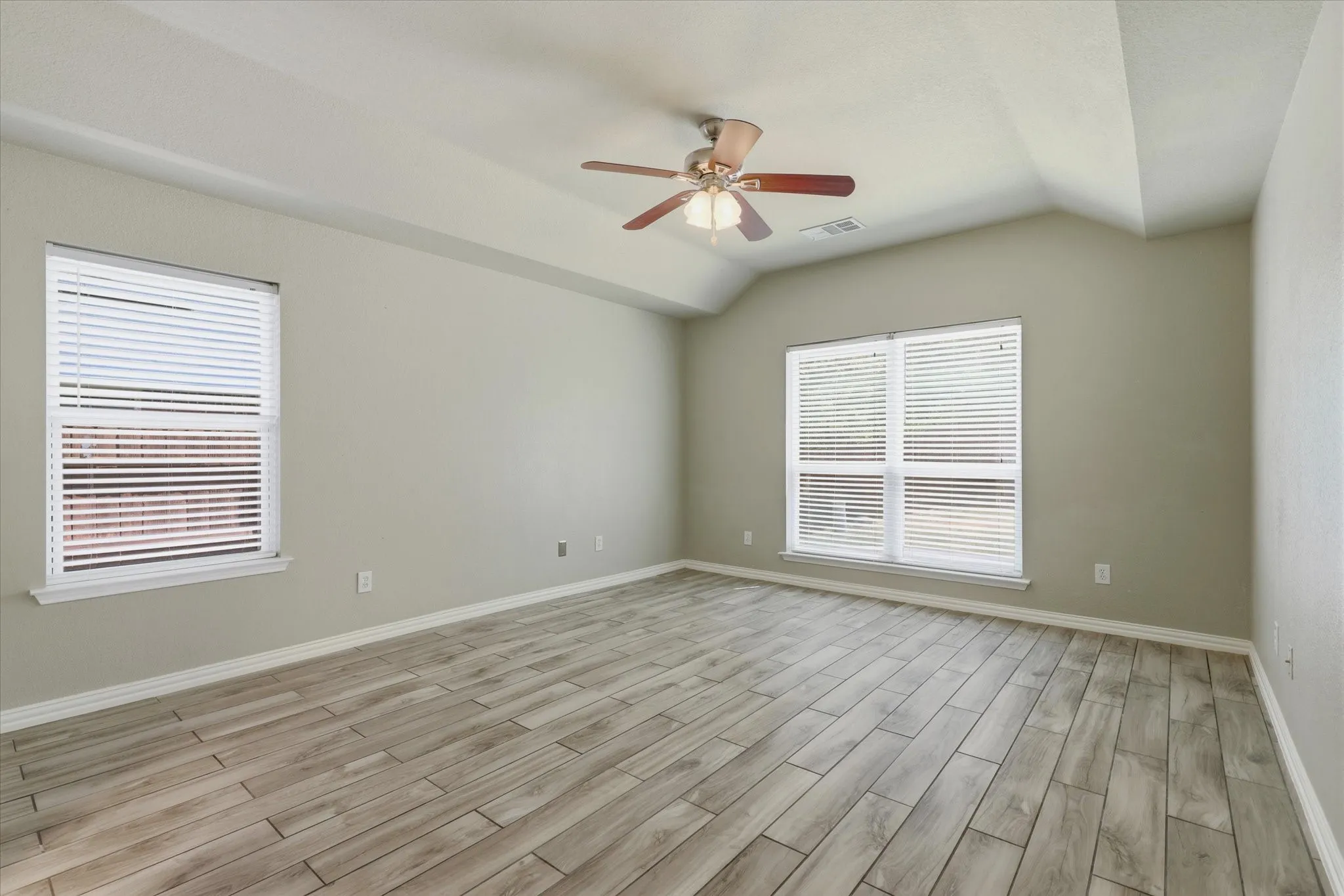 Single Family Residence For Sale in Tarrant County , 9737 Maryville Lane, Fort Worth, Texas 76108, 4 Bedroom, 3 Bathroom, 2 Garage spaces, 2,159 Sqft, built in 2001, mls#21366986, Real Estate Agent in Fort Worth, Homes For Sale in Tarrant county, Homes For Sale in Fort Worth, Realtor in Fort Worth Texas, Real Estate Brokerage Independent Realty Texas, Luminita Cordes Realtor