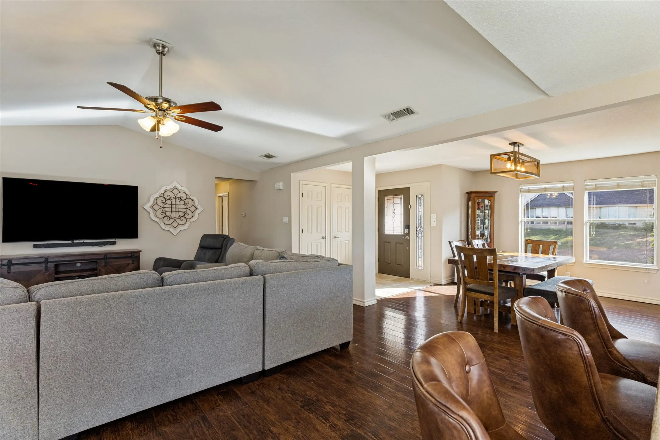 Single Family Residence For Sale in Tarrant County , 8653 Funtier Court, Fort Worth, Texas 76179, 4 Bedroom, 2 Bathroom, 3 Garage spaces, 2,363 Sqft, built in 1978, mls#21367007, Real Estate Agent in Fort Worth, Homes For Sale in Tarrant county, Homes For Sale in Fort Worth, Realtor in Fort Worth Texas, Real Estate Brokerage Independent Realty Texas, Luminita Cordes Realtor