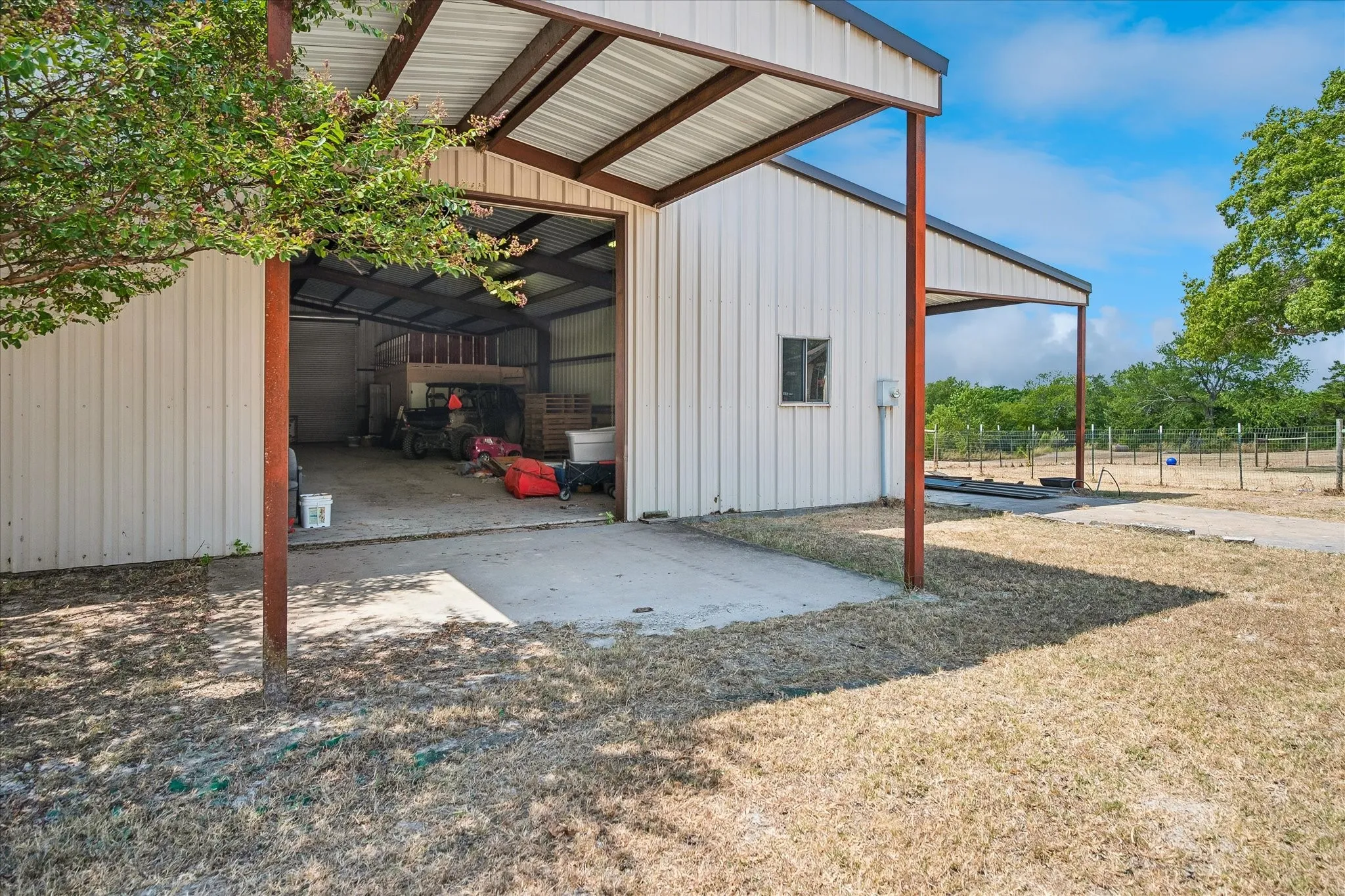 Single Family Residence For Sale in Grayson County , 1501 Andy Thomas Road, Whitewright, Texas 75491, 2 Bedroom, 3 Bathroom, Garage spaces, 1,940 Sqft, built in 1950, mls#21367008, Real Estate Agent in Whitewright, Homes For Sale in Grayson county, Homes For Sale in Whitewright, Realtor in Whitewright Texas, Real Estate Brokerage Independent Realty Texas, Luminita Cordes Realtor
