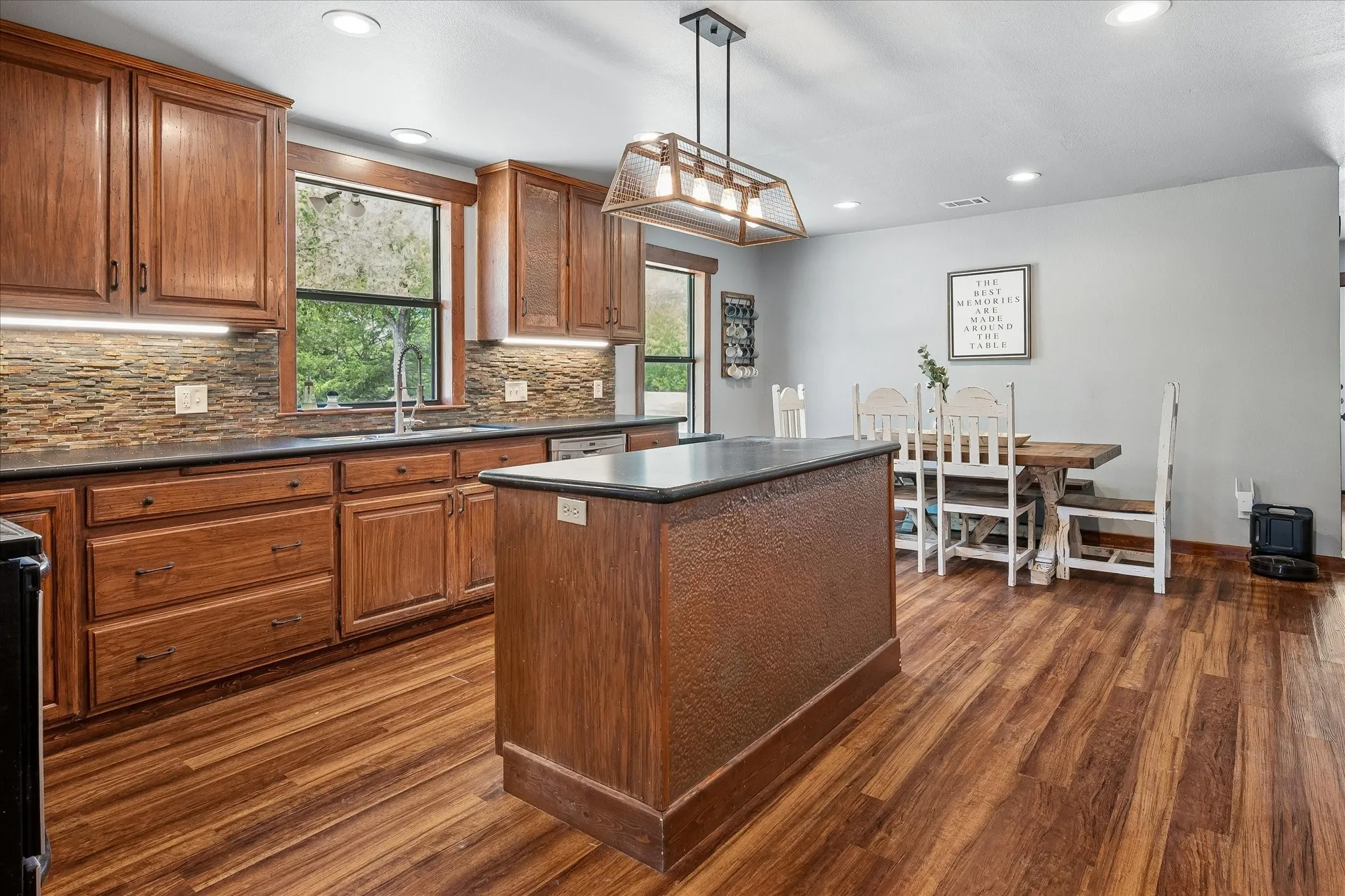 Single Family Residence For Sale in Grayson County , 1501 Andy Thomas Road, Whitewright, Texas 75491, 2 Bedroom, 3 Bathroom, Garage spaces, 1,940 Sqft, built in 1950, mls#21367008, Real Estate Agent in Whitewright, Homes For Sale in Grayson county, Homes For Sale in Whitewright, Realtor in Whitewright Texas, Real Estate Brokerage Independent Realty Texas, Luminita Cordes Realtor