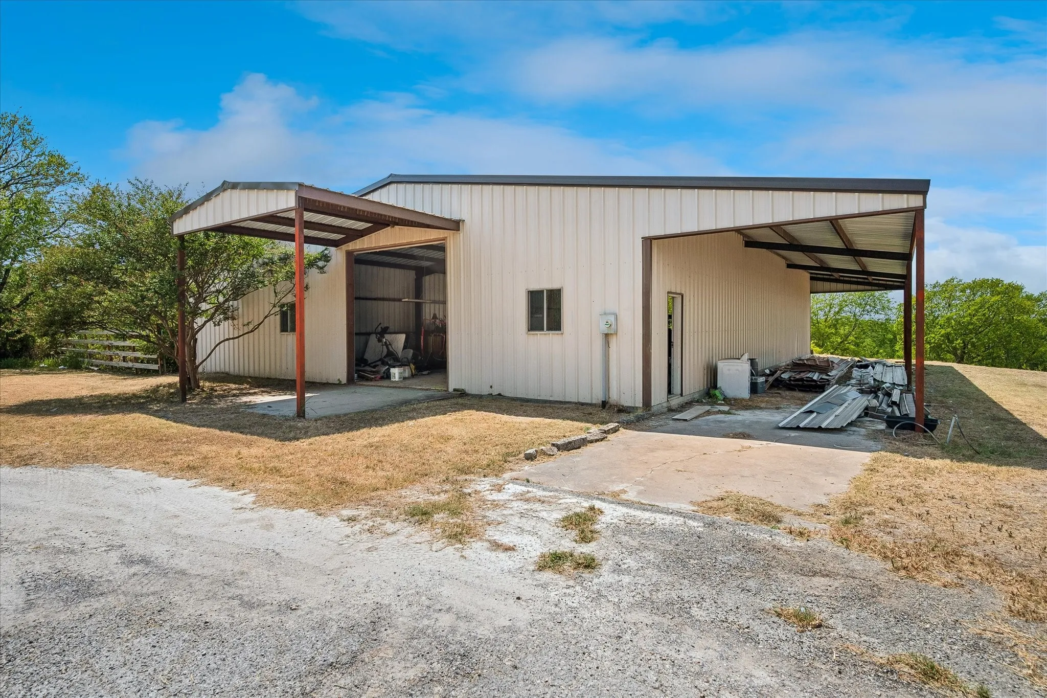 Single Family Residence For Sale in Grayson County , 1501 Andy Thomas Road, Whitewright, Texas 75491, 2 Bedroom, 3 Bathroom, Garage spaces, 1,940 Sqft, built in 1950, mls#21367008, Real Estate Agent in Whitewright, Homes For Sale in Grayson county, Homes For Sale in Whitewright, Realtor in Whitewright Texas, Real Estate Brokerage Independent Realty Texas, Luminita Cordes Realtor