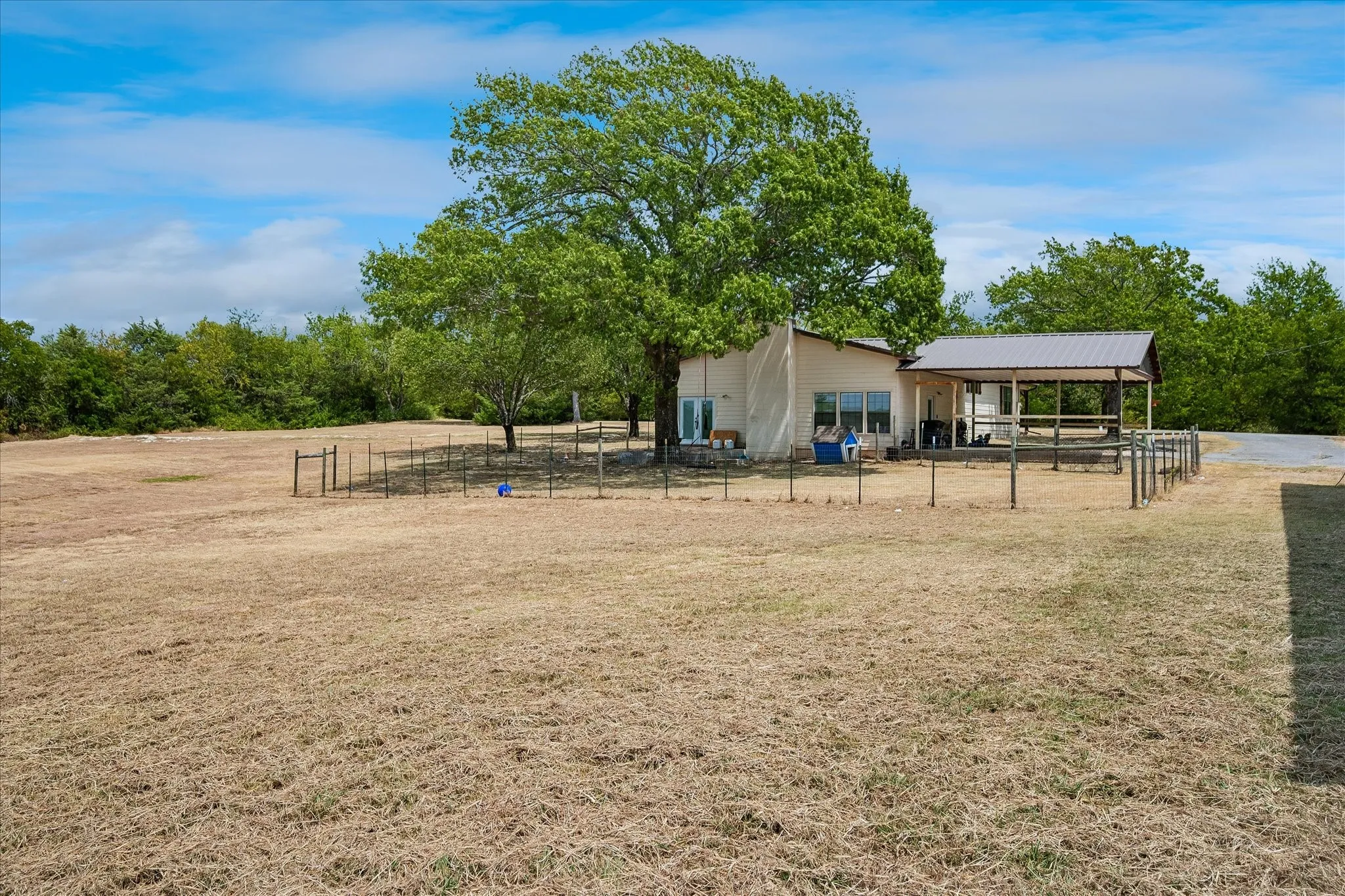 Single Family Residence For Sale in Grayson County , 1501 Andy Thomas Road, Whitewright, Texas 75491, 2 Bedroom, 3 Bathroom, Garage spaces, 1,940 Sqft, built in 1950, mls#21367008, Real Estate Agent in Whitewright, Homes For Sale in Grayson county, Homes For Sale in Whitewright, Realtor in Whitewright Texas, Real Estate Brokerage Independent Realty Texas, Luminita Cordes Realtor