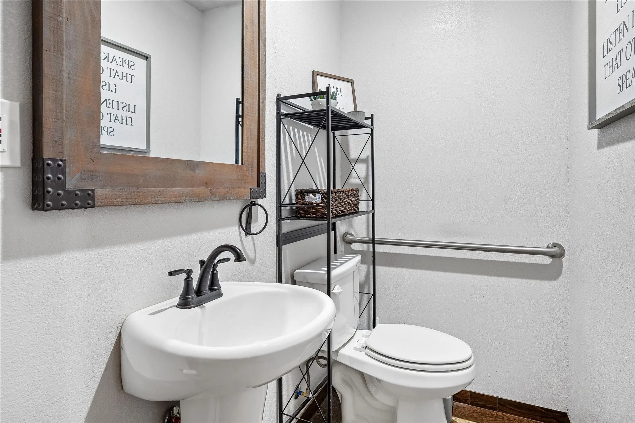 Single Family Residence For Sale in Grayson County , 1501 Andy Thomas Road, Whitewright, Texas 75491, 2 Bedroom, 3 Bathroom, Garage spaces, 1,940 Sqft, built in 1950, mls#21367008, Real Estate Agent in Whitewright, Homes For Sale in Grayson county, Homes For Sale in Whitewright, Realtor in Whitewright Texas, Real Estate Brokerage Independent Realty Texas, Luminita Cordes Realtor