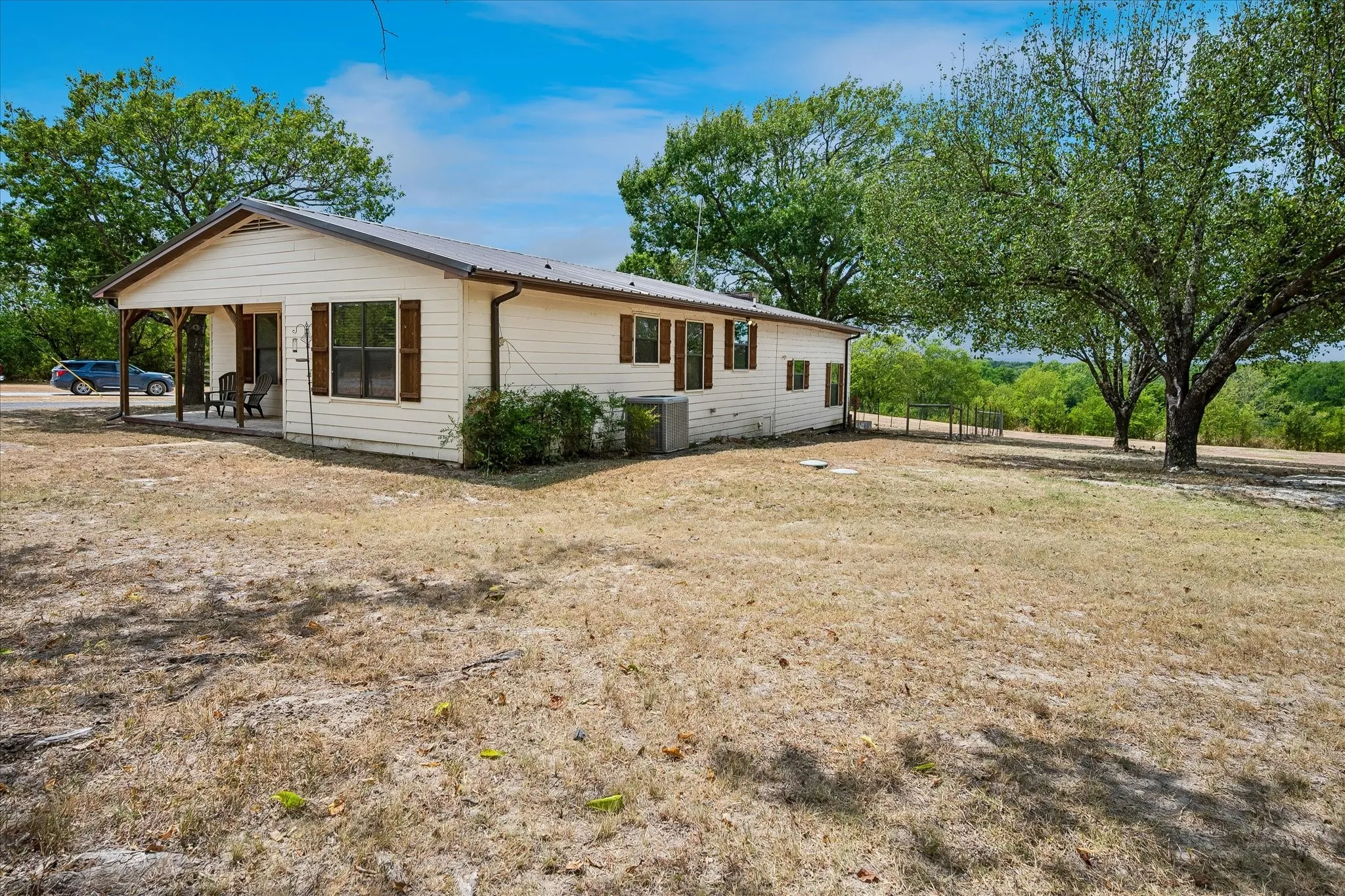 Single Family Residence For Sale in Grayson County , 1501 Andy Thomas Road, Whitewright, Texas 75491, 2 Bedroom, 3 Bathroom, Garage spaces, 1,940 Sqft, built in 1950, mls#21367008, Real Estate Agent in Whitewright, Homes For Sale in Grayson county, Homes For Sale in Whitewright, Realtor in Whitewright Texas, Real Estate Brokerage Independent Realty Texas, Luminita Cordes Realtor