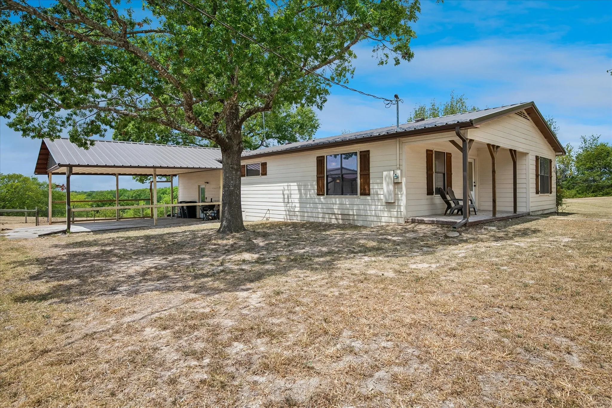 Single Family Residence For Sale in Grayson County , 1501 Andy Thomas Road, Whitewright, Texas 75491, 2 Bedroom, 3 Bathroom, Garage spaces, 1,940 Sqft, built in 1950, mls#21367008, Real Estate Agent in Whitewright, Homes For Sale in Grayson county, Homes For Sale in Whitewright, Realtor in Whitewright Texas, Real Estate Brokerage Independent Realty Texas, Luminita Cordes Realtor